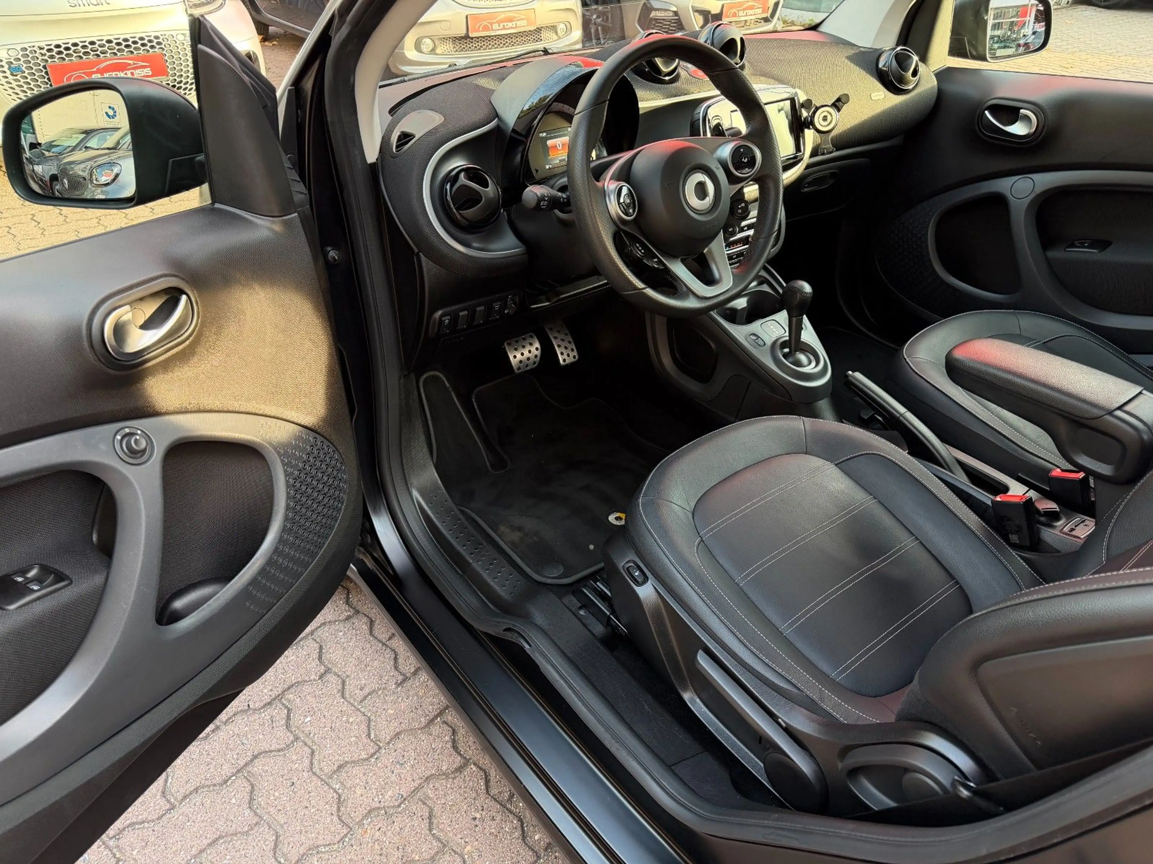 smart forTwo fortwo 66kW DCT prime SPORT*PANO*NAV*SHZ*KAM — photo 4