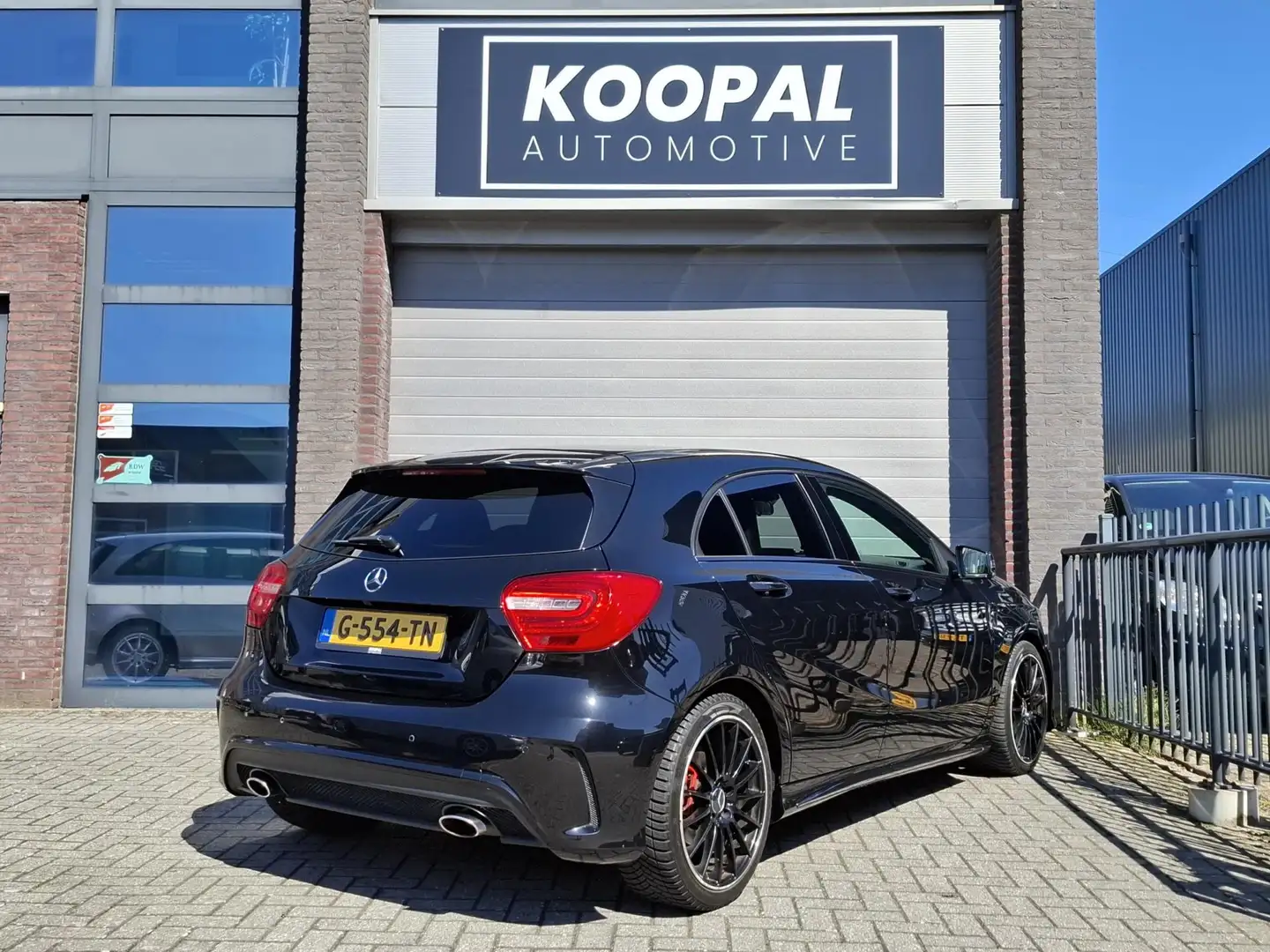 Mercedes-Benz A 180 | AMG-Line | Pano | Camera | Volledig onderhouden Zwart - 2