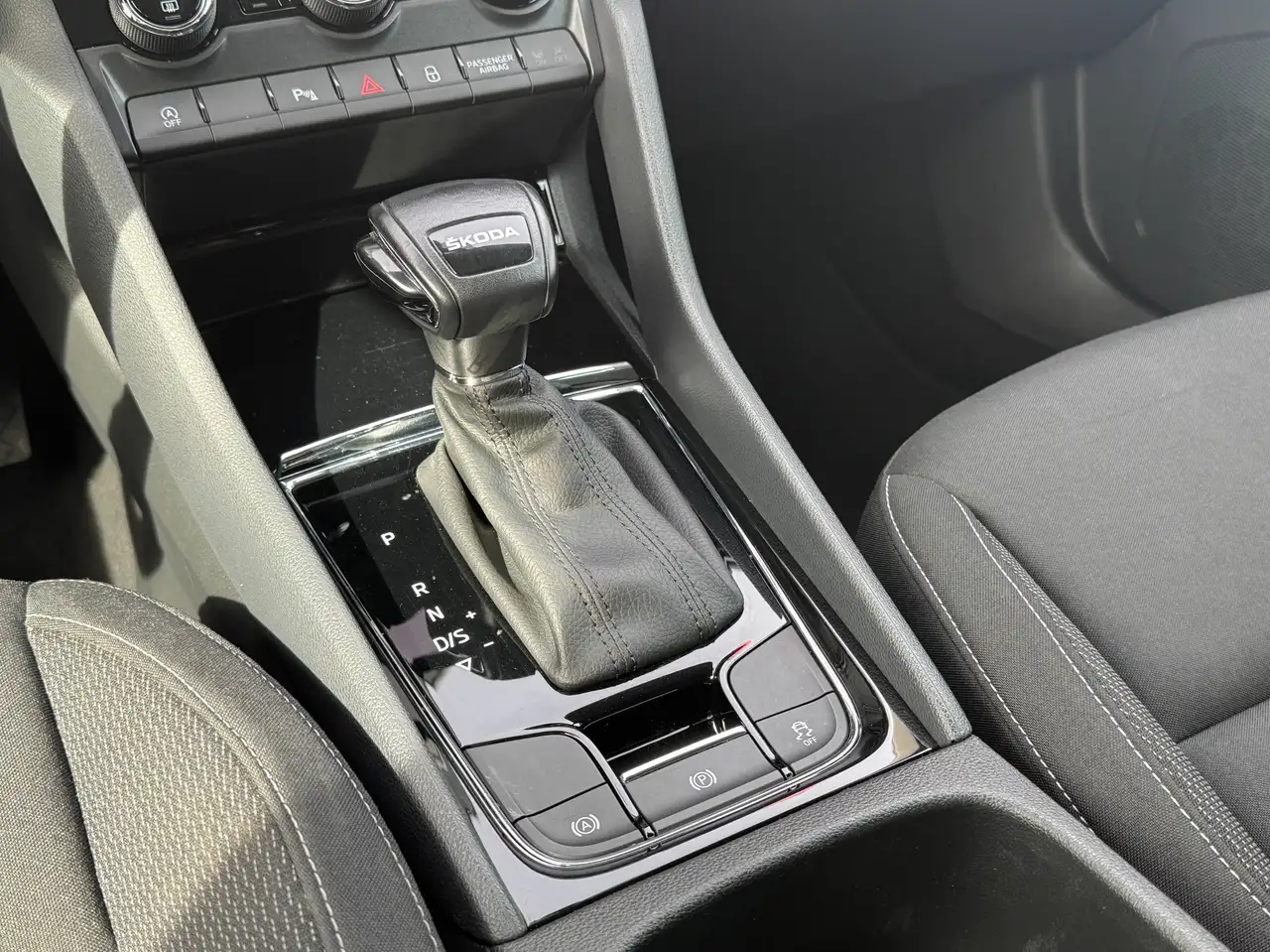 Skoda Karoq AUTOMAAT / CARPLAY / AIRCO / CAMERA / CRUISECONTROL / KEYLESS /, миниатюра 25