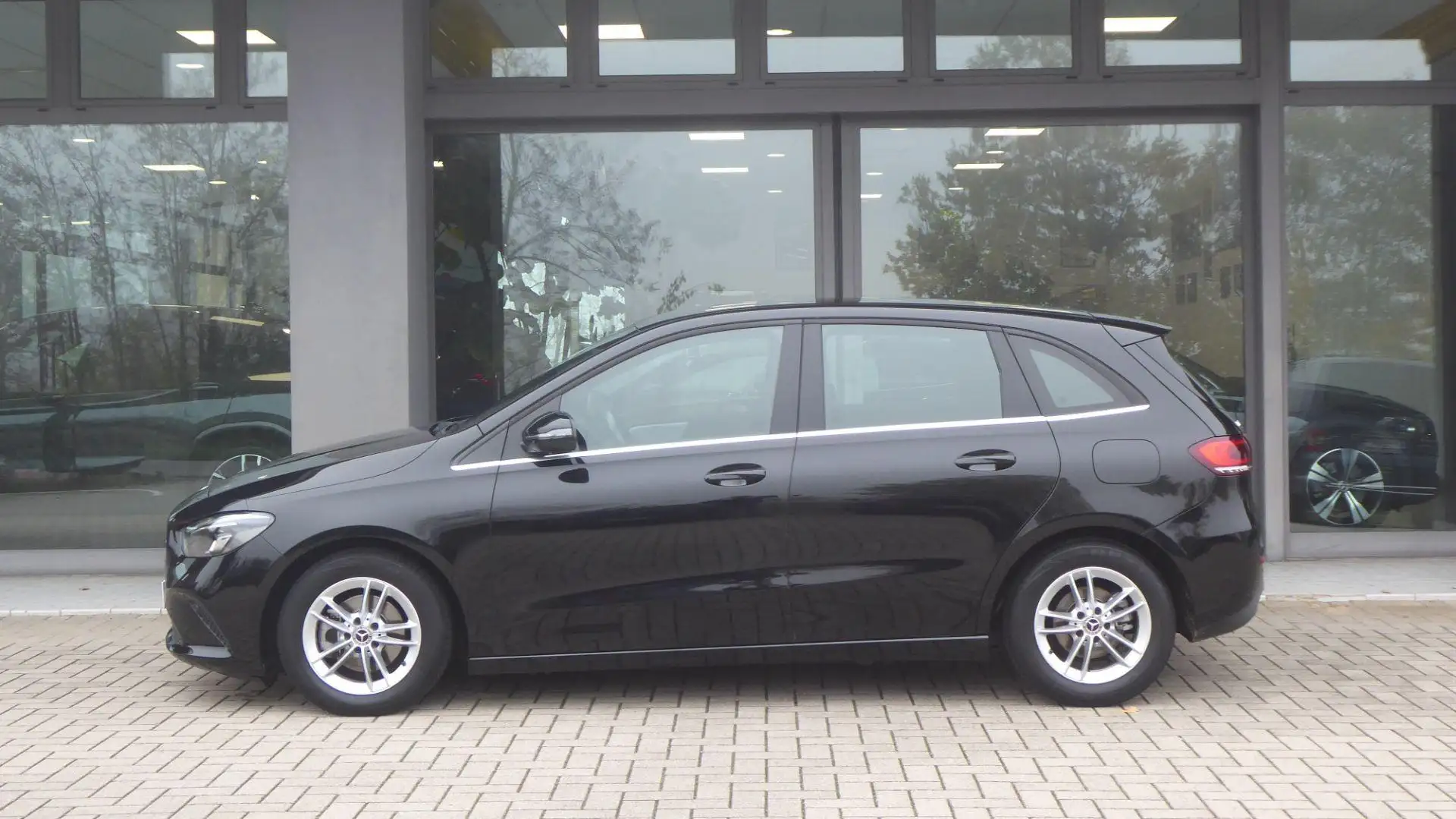 Mercedes-Benz B 180 d Automatic Sport Schwarz - 2