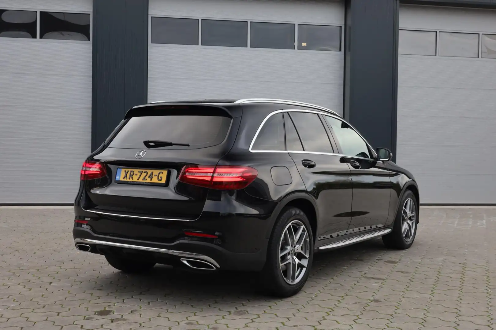 Mercedes-Benz GLC 220 d 4MATIC AMG Pano Command Zwart - 2