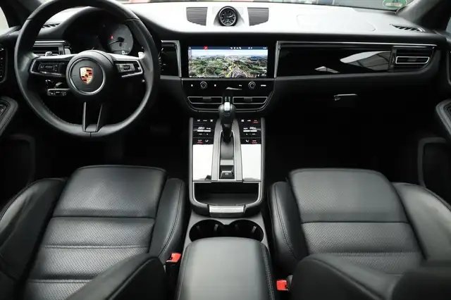 Porsche Macan view 12