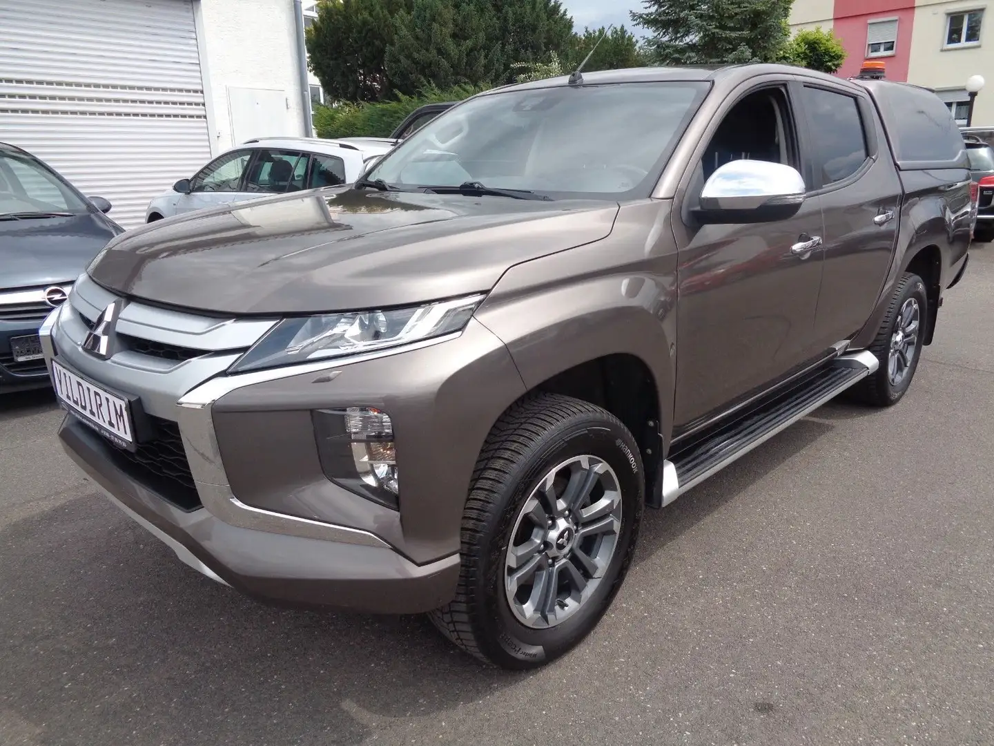 Mitsubishi L200 Club Cab 4WD **2.HAND** Braun - 1