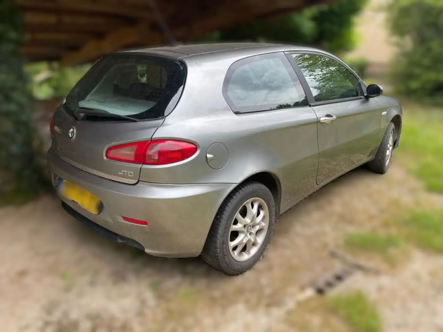 Alfa Romeo 147 1.9 JTD 115 Distinctive Gris - 2