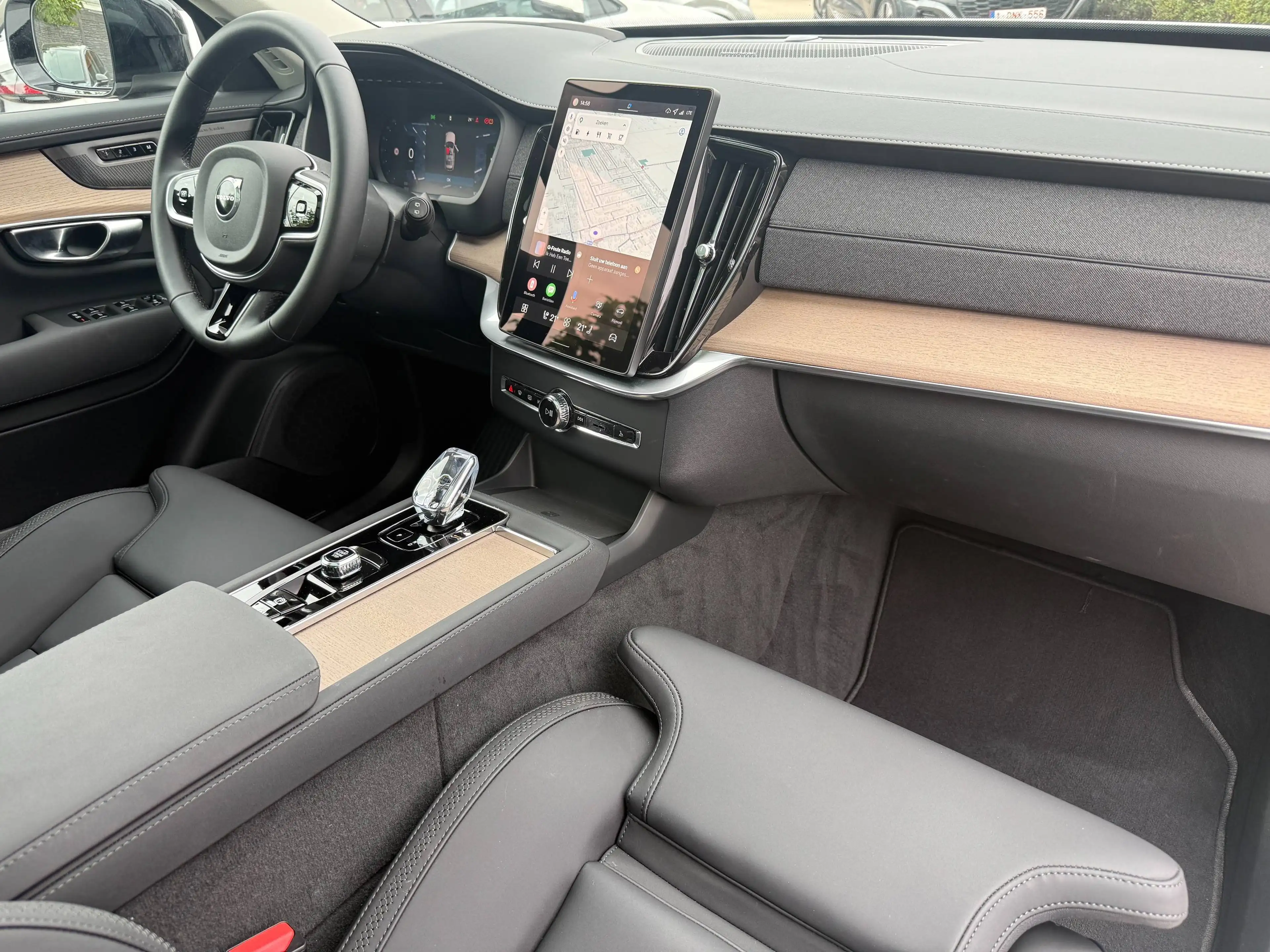 Volvo XC90 T8 AWD Recharge Plus Dark — photo 6