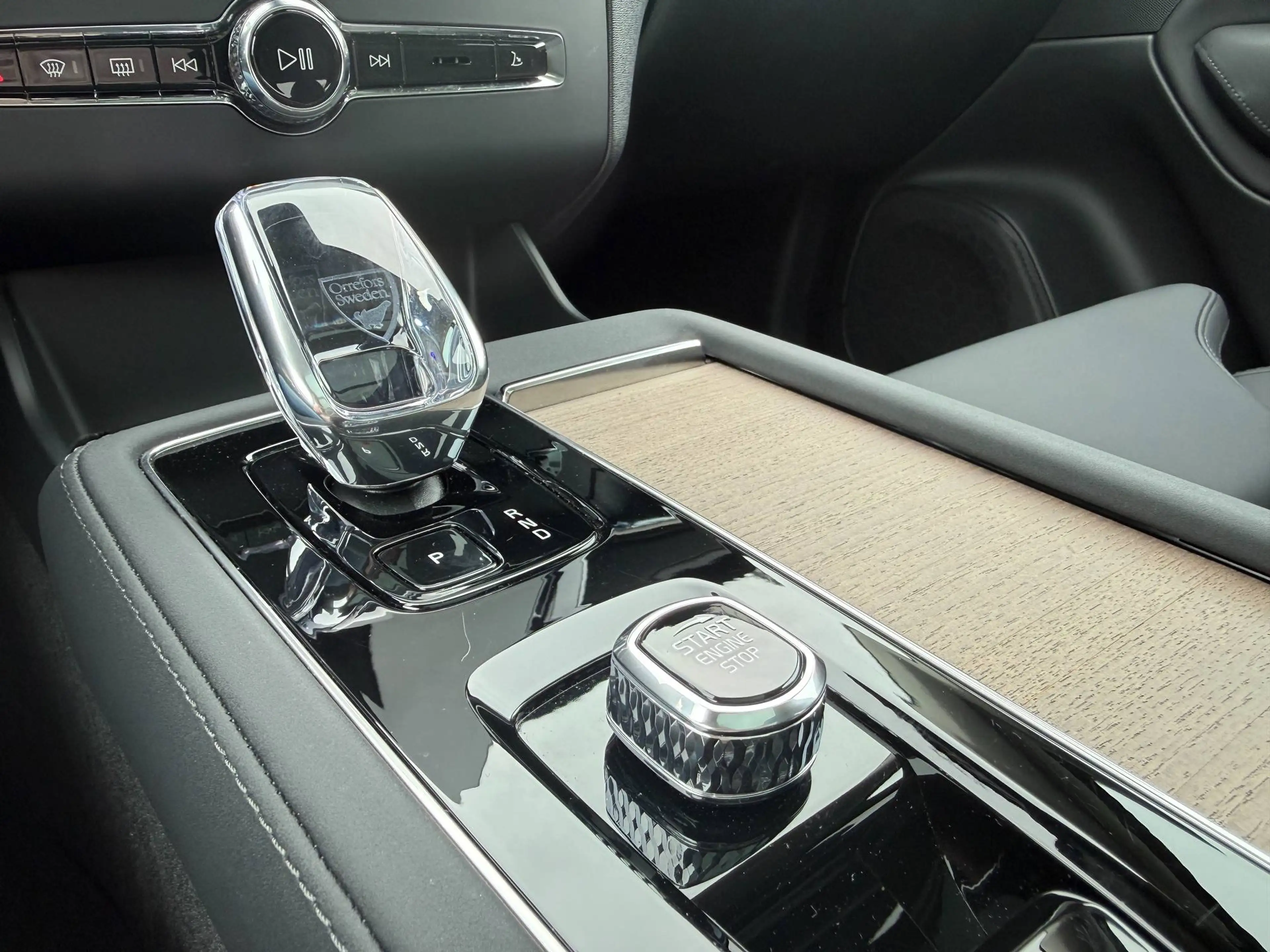 Volvo XC90 T8 AWD Recharge Plus Dark — photo 13
