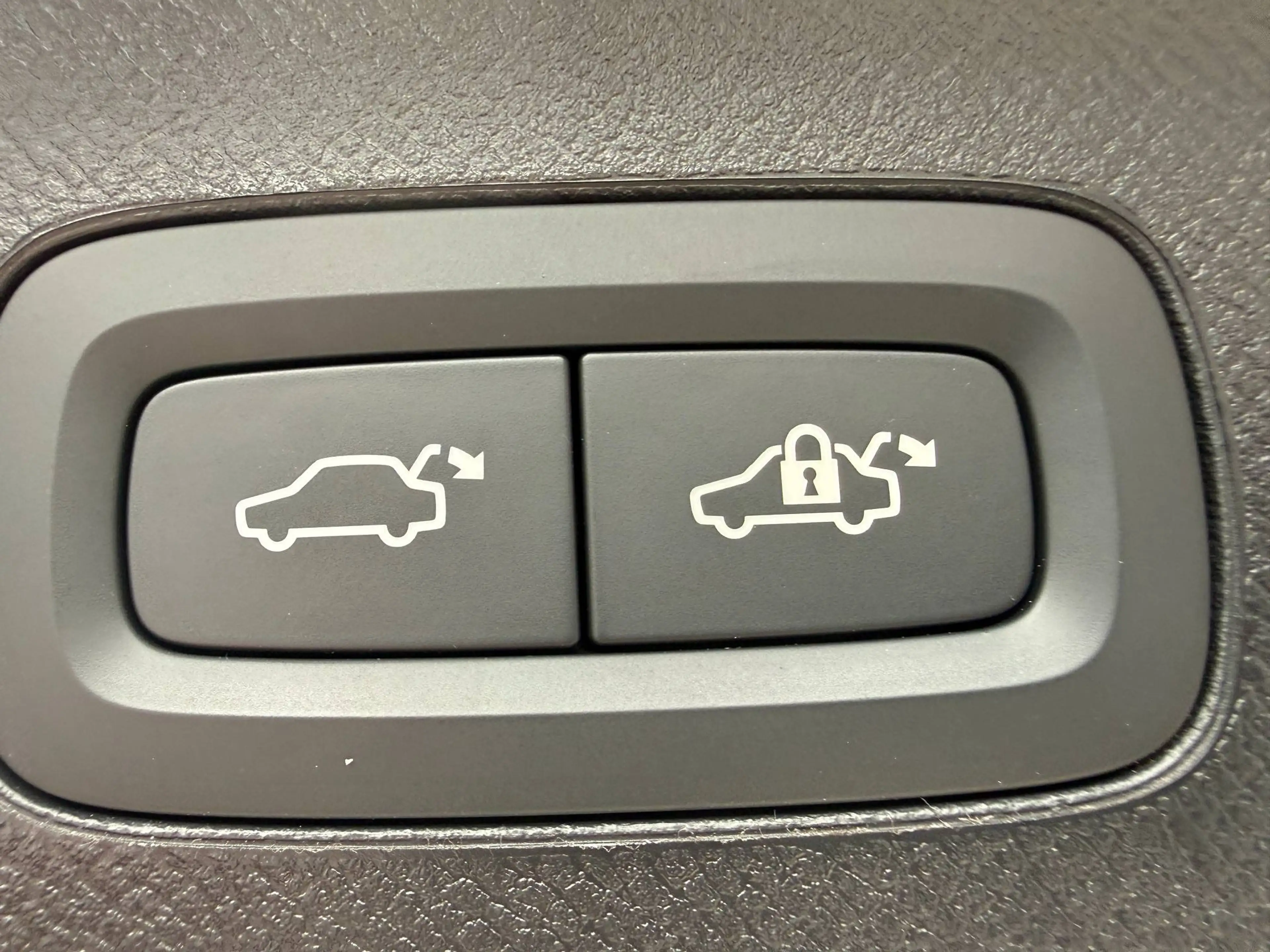Volvo XC90 T8 AWD Recharge Plus Dark — photo 10