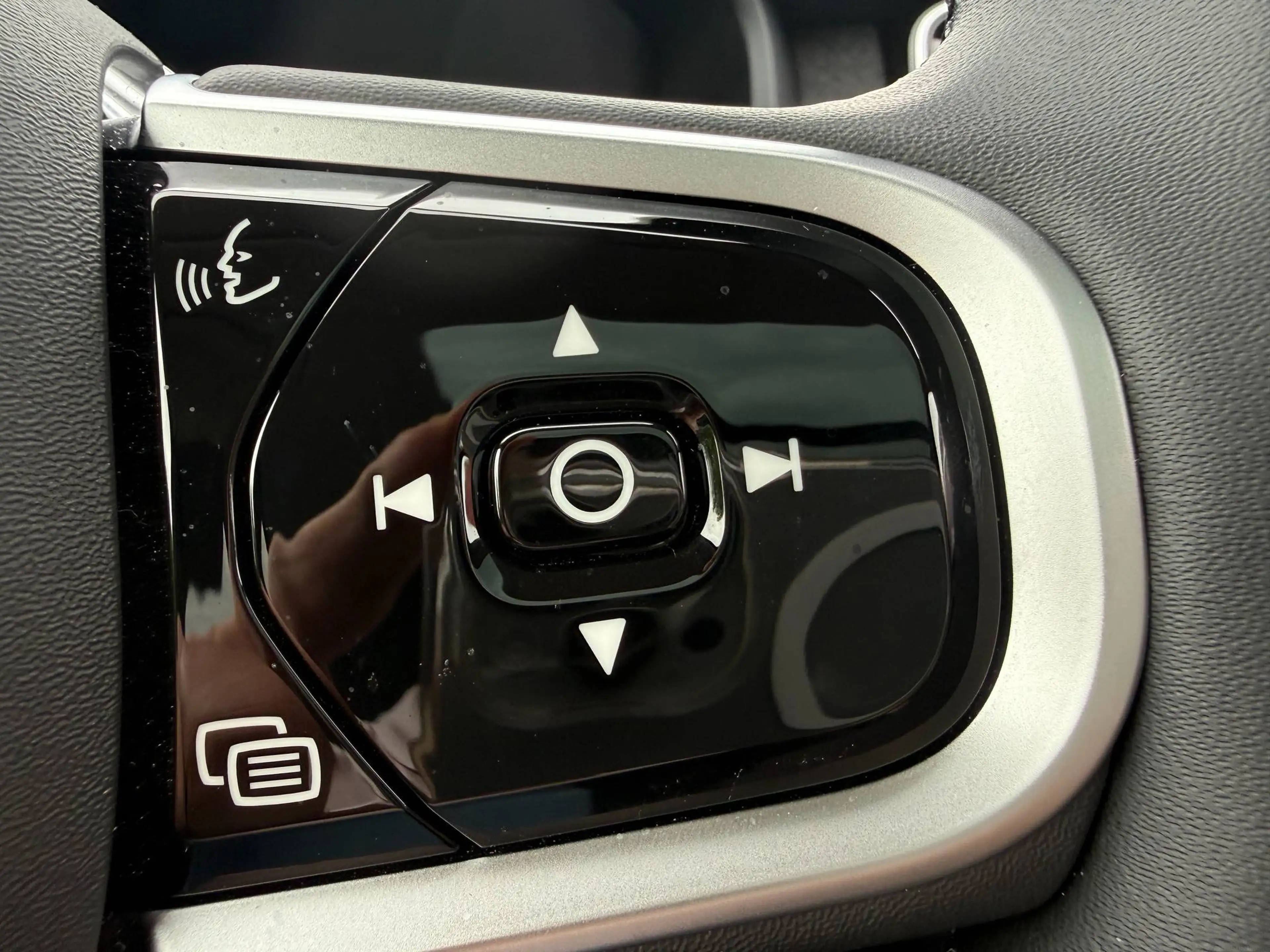 Volvo XC90 T8 AWD Recharge Plus Dark — photo 15