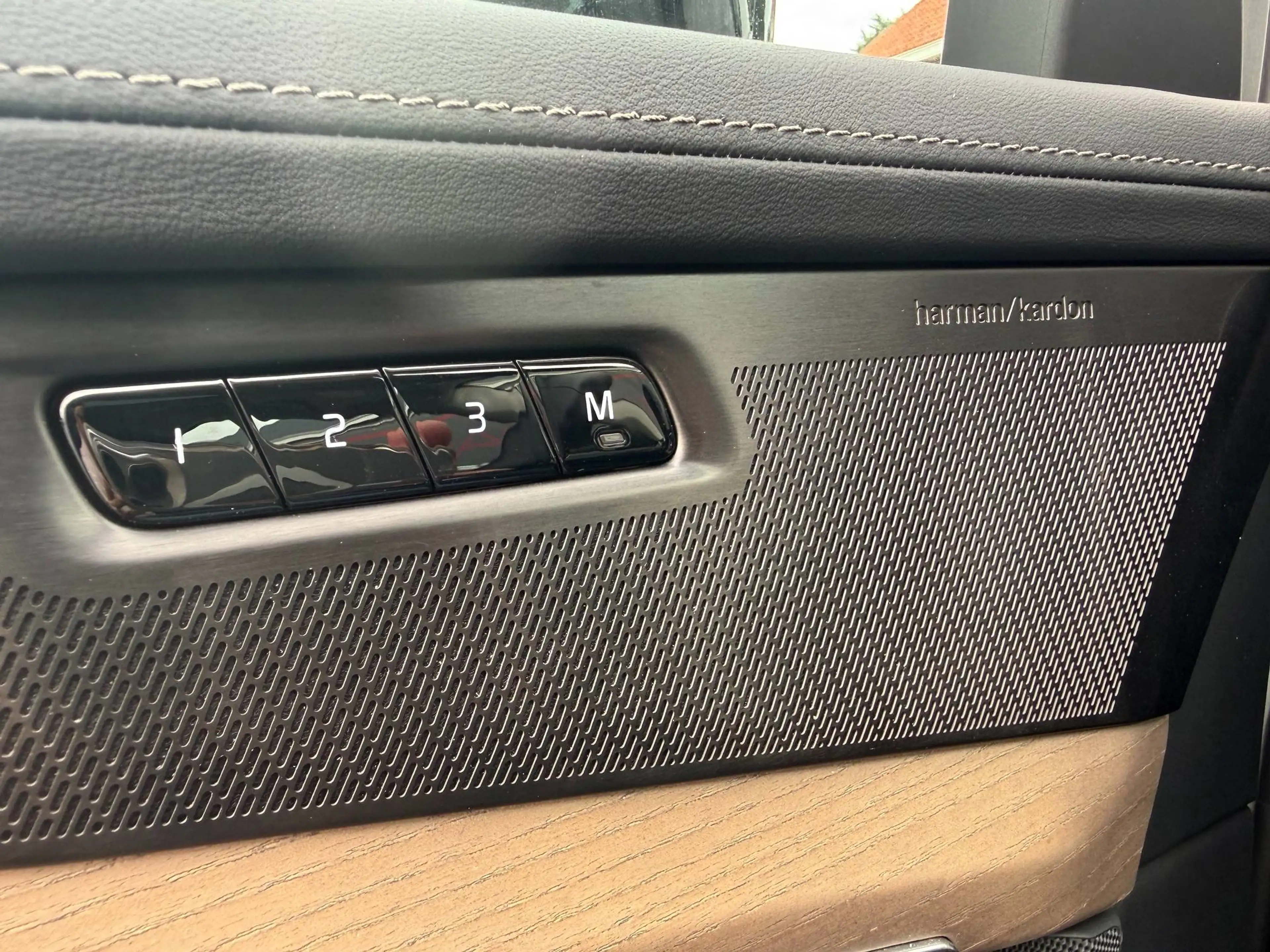 Volvo XC90 T8 AWD Recharge Plus Dark — photo 16