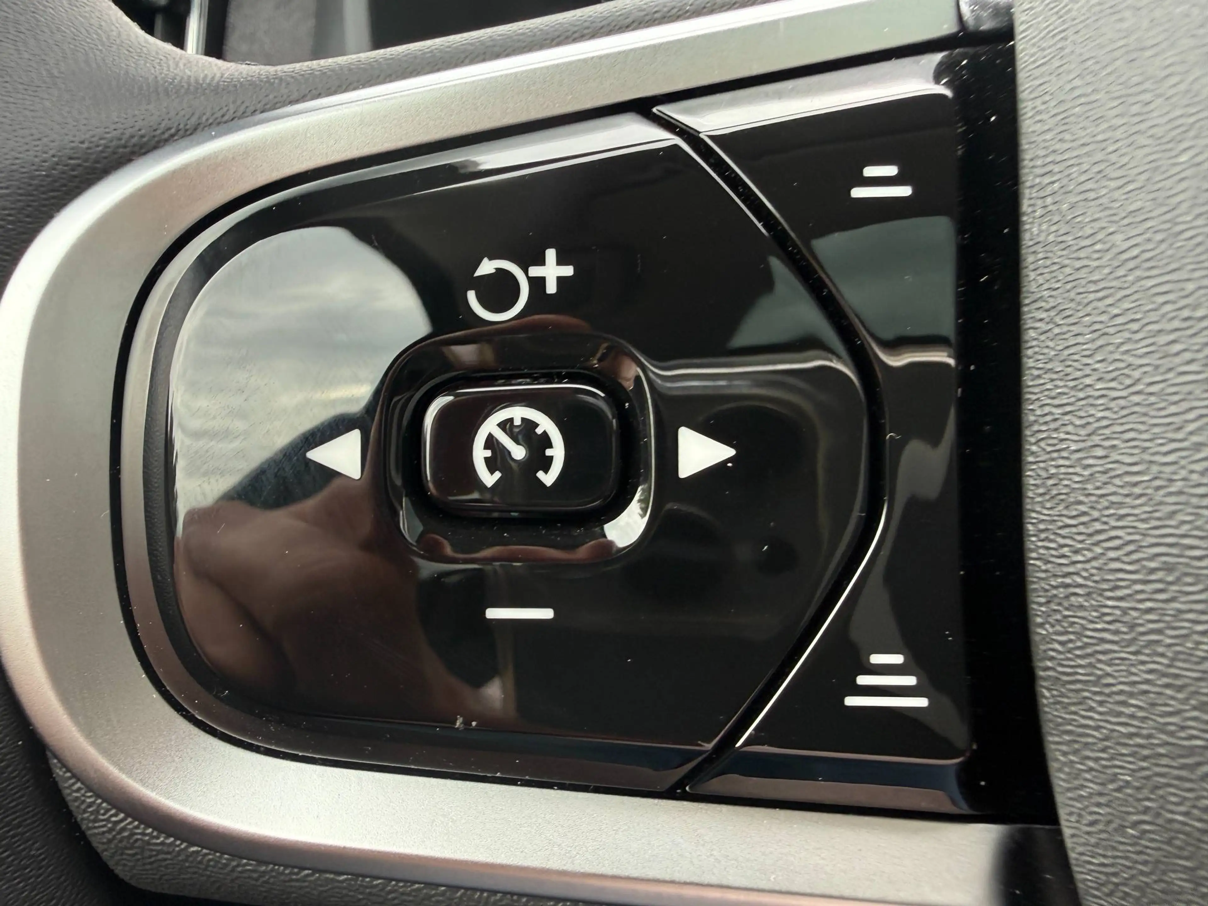 Volvo XC90 T8 AWD Recharge Plus Dark — photo 14