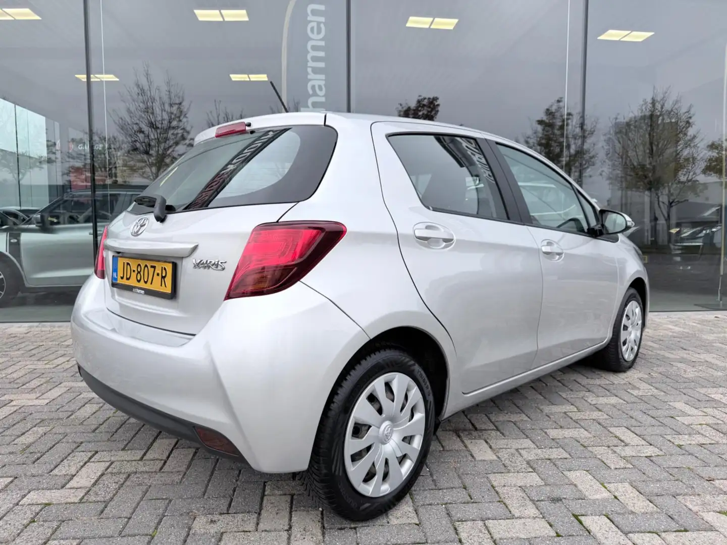 Toyota Yaris 1.3 VVT-i Aspiration, NAP, Camera, Navigatie Gris - 2