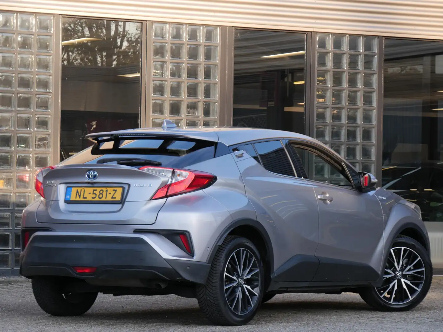 Toyota C-HR HYBRID EXECUTIVE/ PDC V+A/ ALL-SEASON Grijs - 2