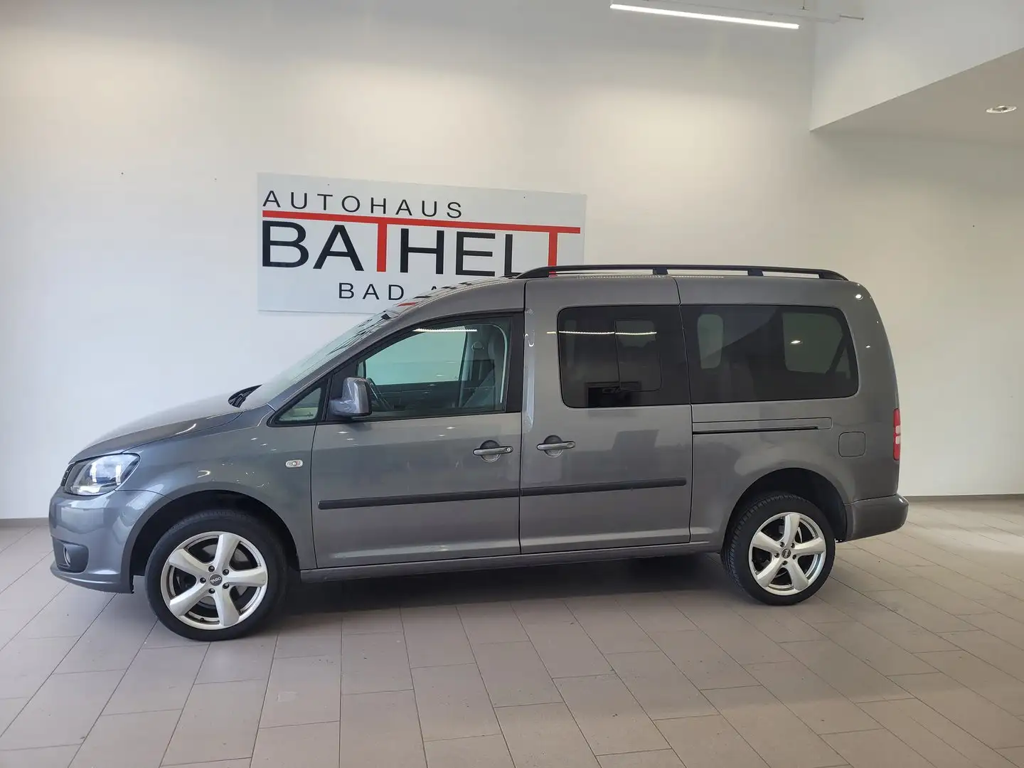 Volkswagen Caddy Maxi Comfortline TDI 4MOTION Gris - 2