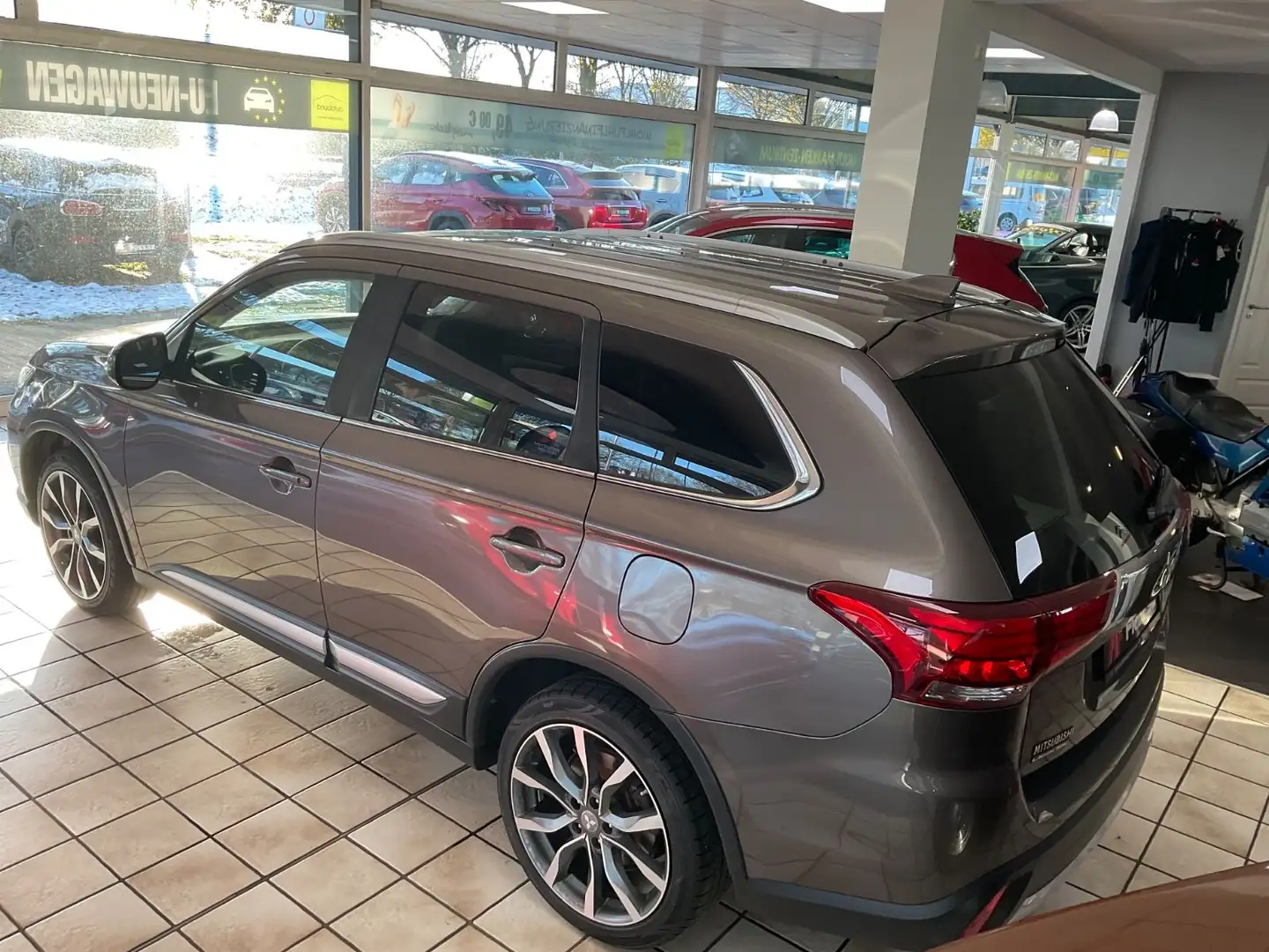 Mitsubishi Outlander Edition 100 2WD Braun - 2