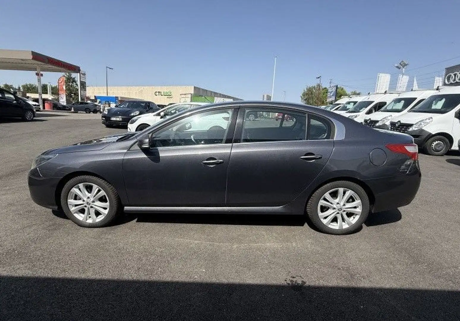 Renault Latitude 2.0 DCI 150CH FAP BUSINESS ECO² Grau - 2