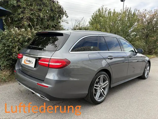Mercedes-Benz E-Class view 3