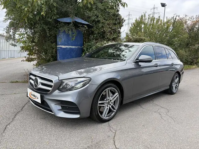 Mercedes-Benz E-Class view 4