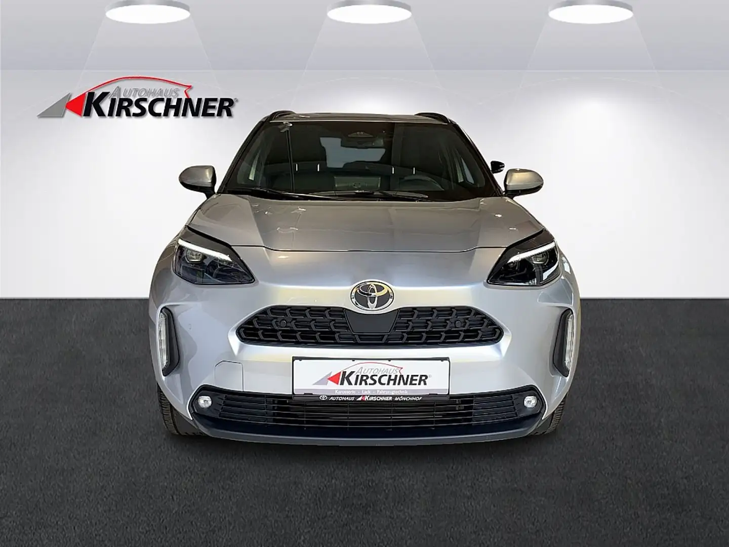 Toyota Yaris Cross 1,5 VVT-i Hybrid Active Drive Aut. Silber - 2