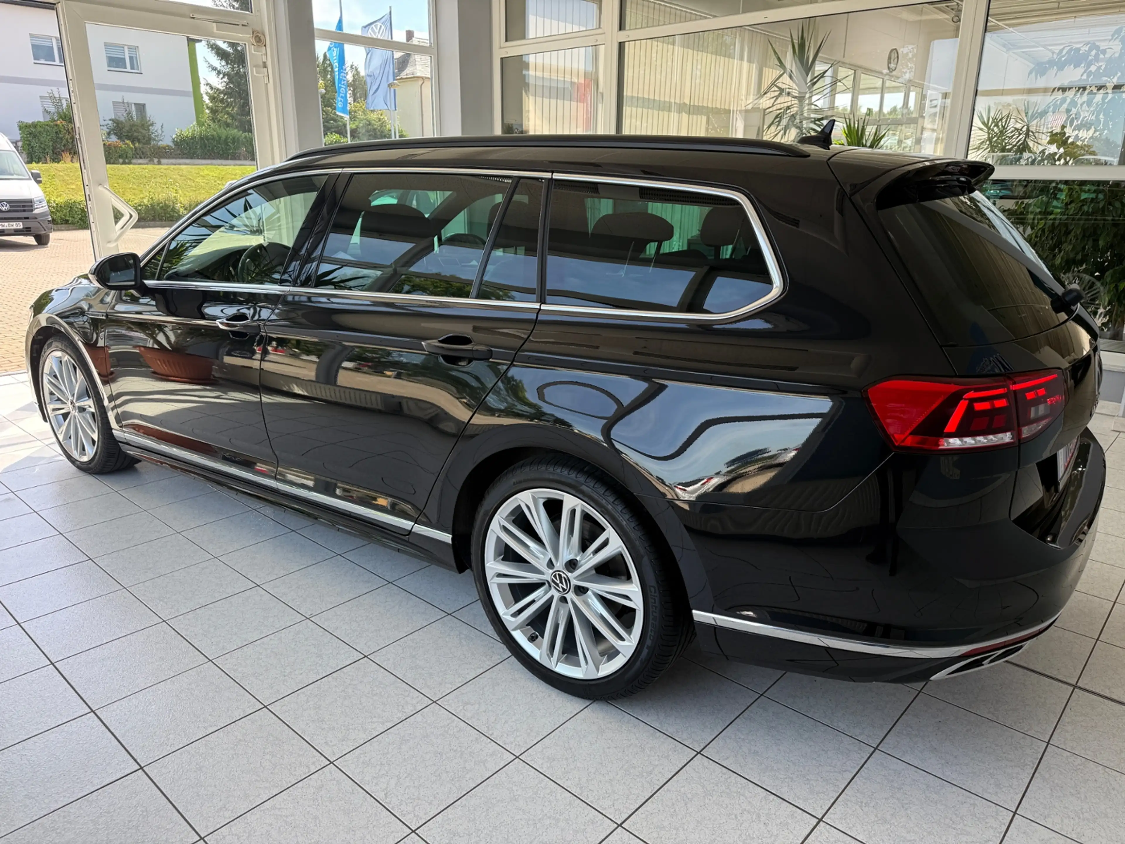 Volkswagen Passat Variant Business R-Line 2.0TSI AHK Leder NaviPro — photo 8