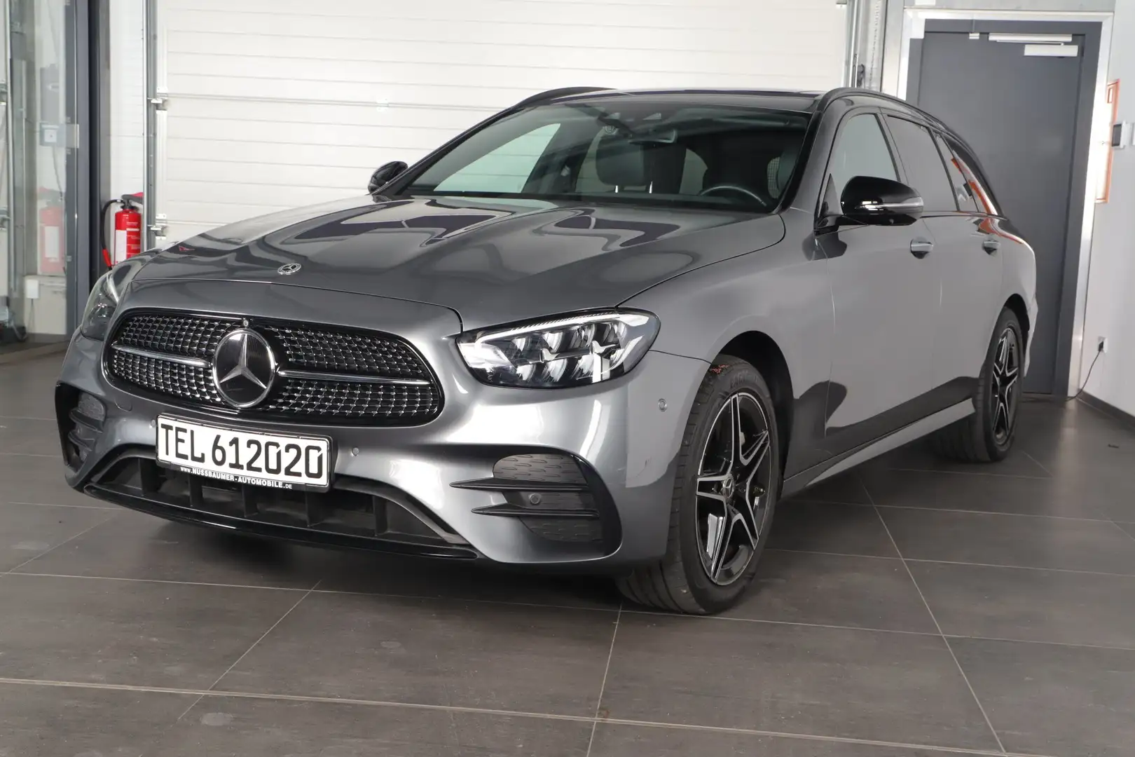 Mercedes-Benz E 300 AMG-Line T 4MATIC PANO HEADUP AHK TOP Серый - 2