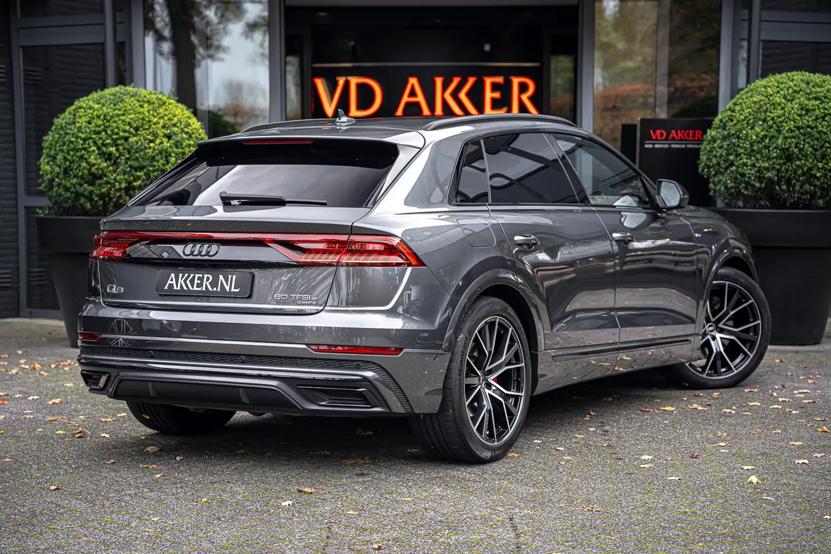 Audi Q8 60 TFSIe Quattro | S-Sportstoelen | 360° Camera | Grau - 2