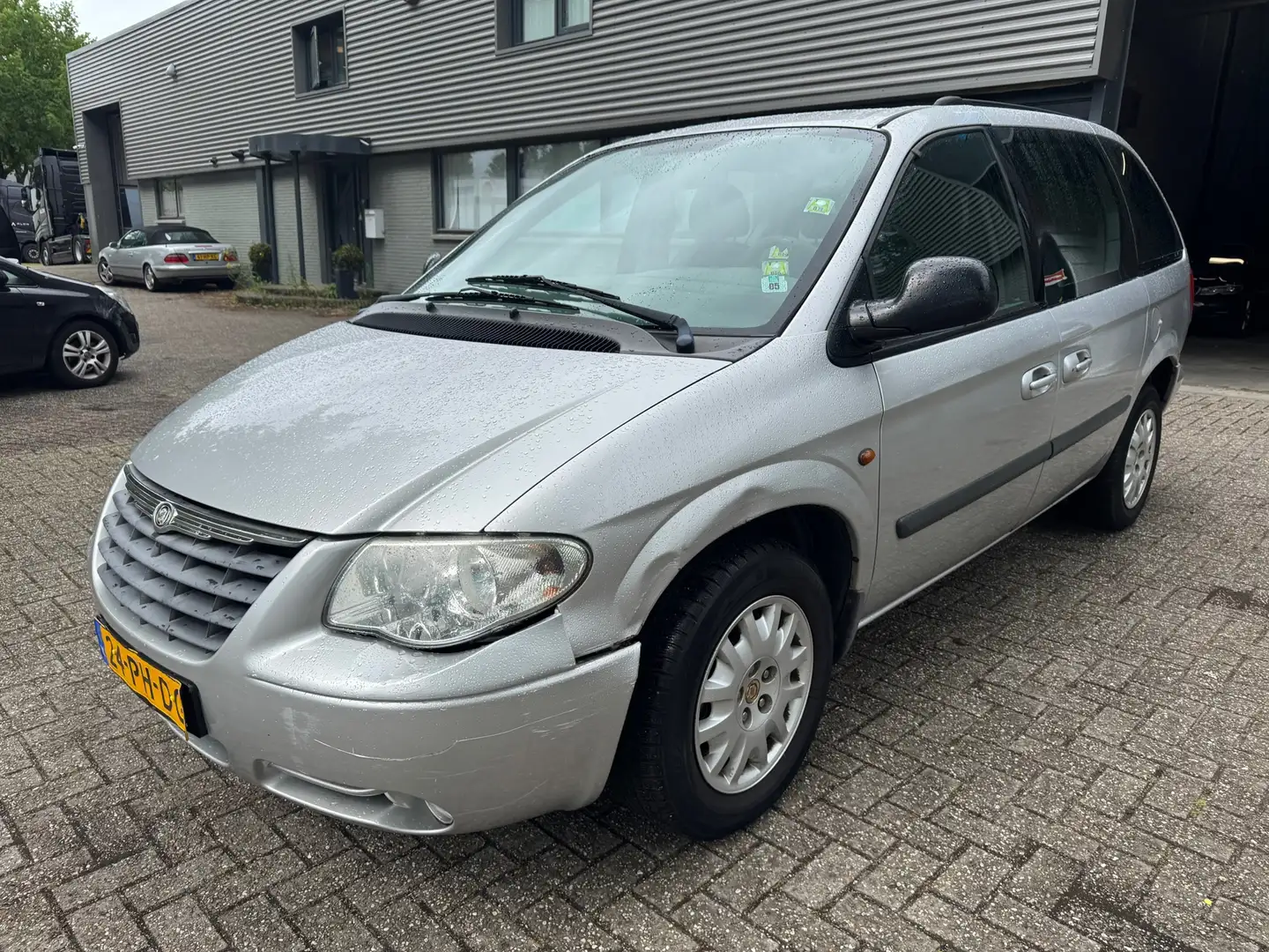 Chrysler Voyager 2.8 CRD SE Luxe Automaat - 6 persoons - Šedá - 1