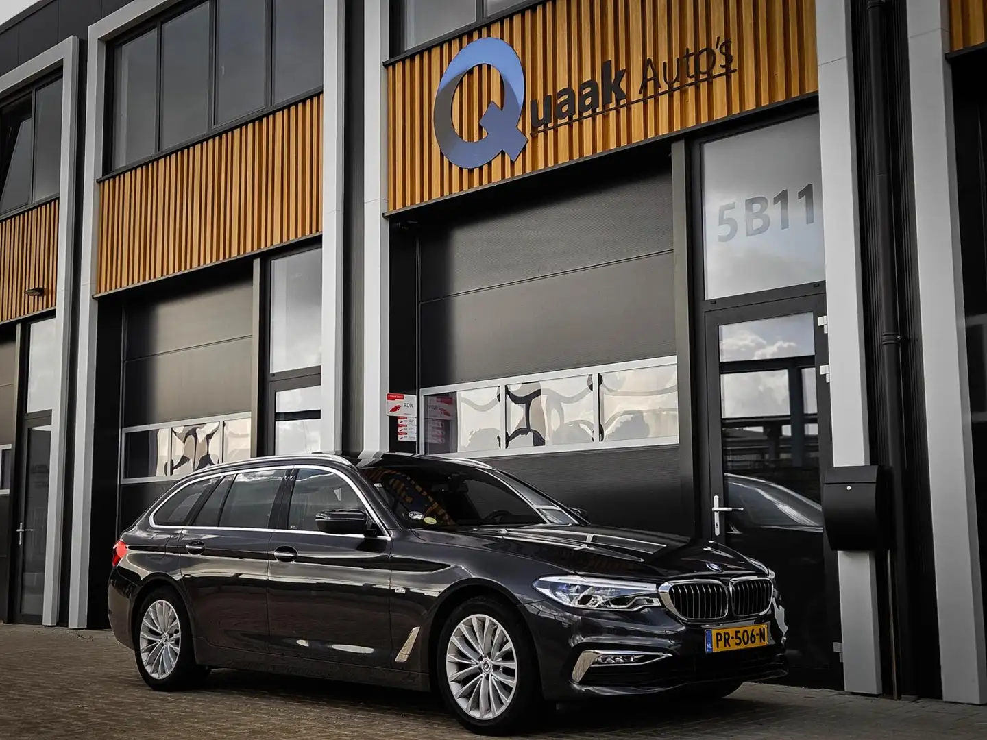 BMW 520 5-serie Touring 520d Luxury | PANO | TREKHAAK | ME Grau - 2