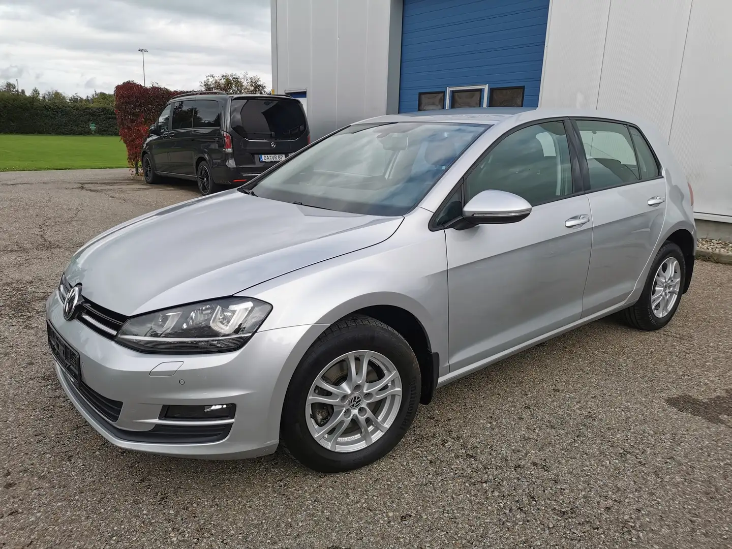 Volkswagen Golf Trendline BMT 4Motion Bixenon AHK Grijs - 1