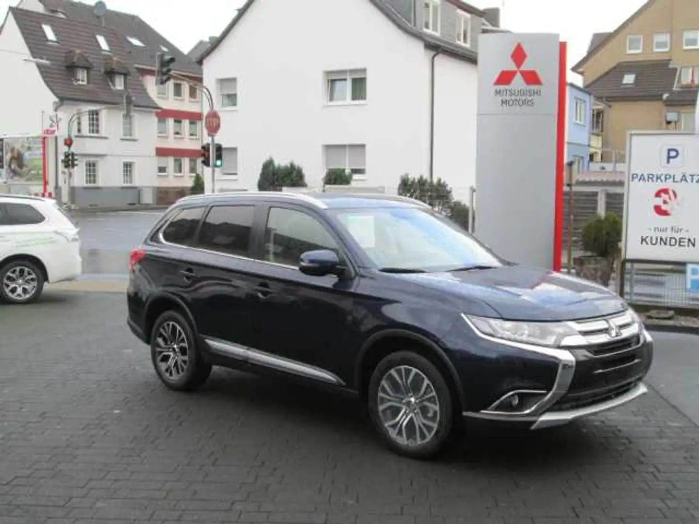 Mitsubishi Outlander PLUS 2.2 DI-D 2WD, AHK, 7 Sitzer Blau - 1