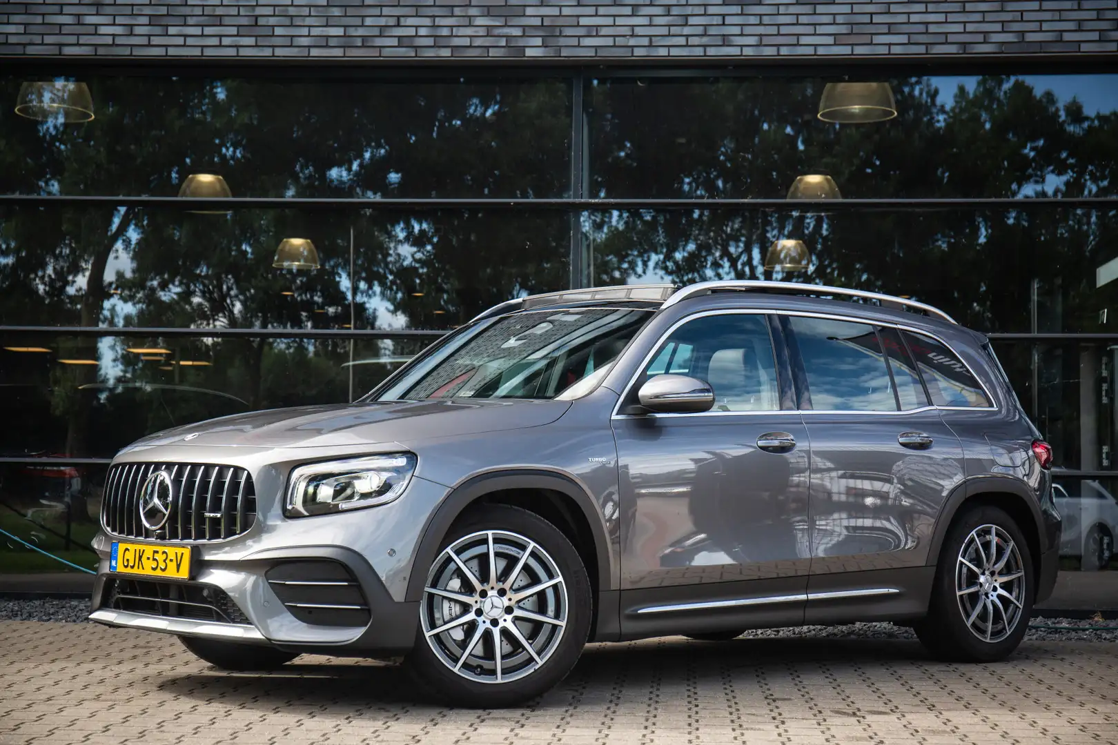 Mercedes-Benz GLB 35 AMG 4MATIC , Panoramadak, Memory seats, Sfeerverlichti Grijs - 2