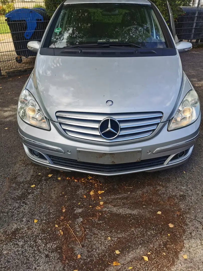 Mercedes-Benz 200 - 1