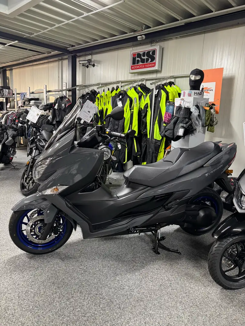 Suzuki Burgman 400 incl. 4 Jahre Garantie und 851,-€ Preisvorteil Šedá - 2