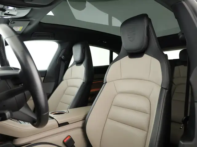 Porsche Taycan view 10