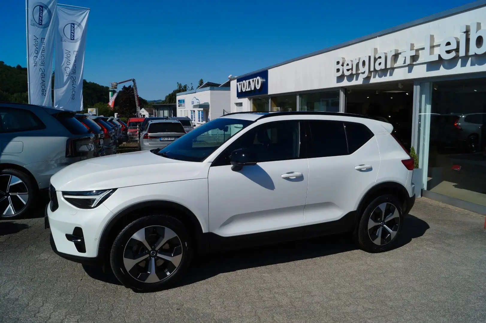 Volvo XC40 B4 Benzin 2WD Ultra Dark DKG/Panorama/360° Wit - 2