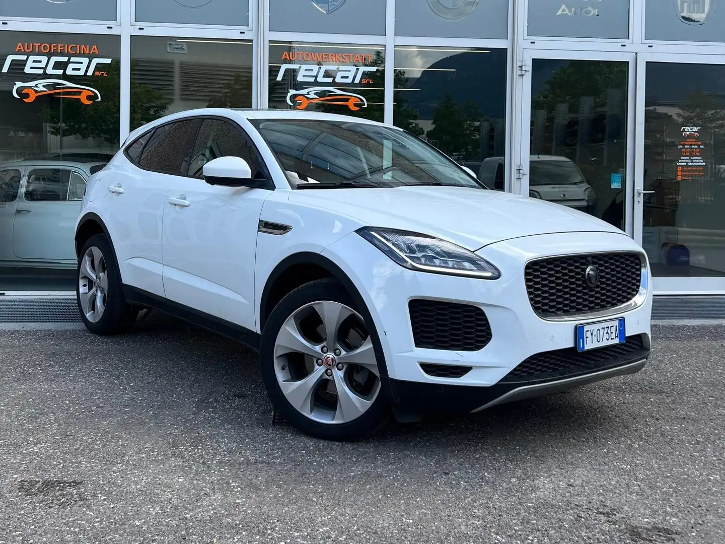 Jaguar E-Pace E-Pace 2.0D i4 HSE AWD 180CV auto Bianco - 2