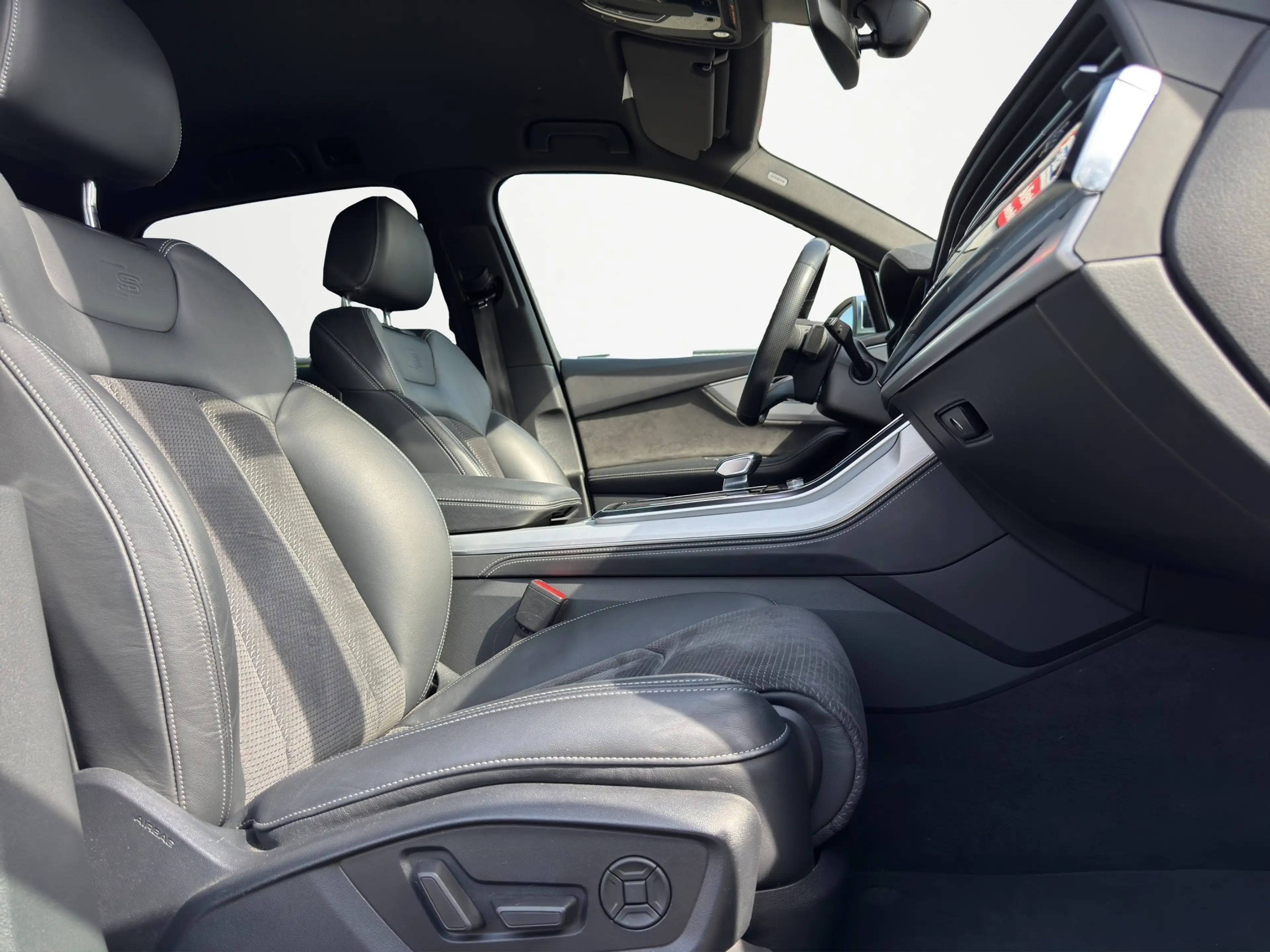 Audi SQ7 4.0 TDI quattro — photo 10