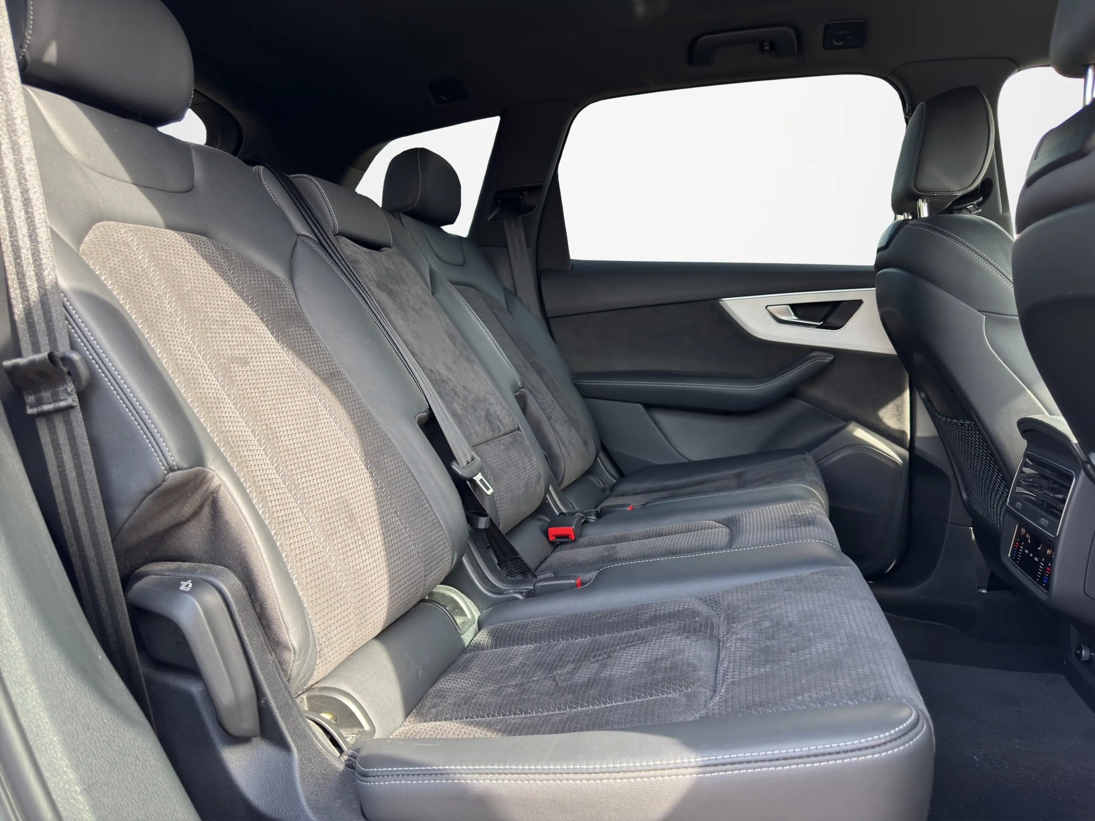 Audi SQ7 4.0 TDI quattro — photo 12