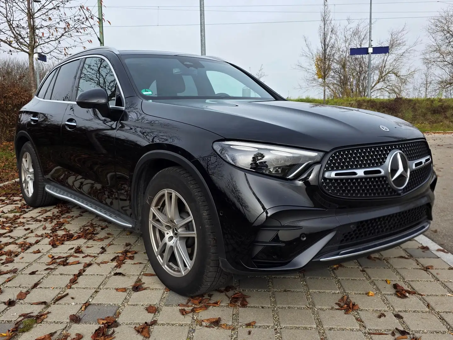 Mercedes-Benz GLC 300 GLC 4Matic 9G-TRONIC AMG Line Schwarz - 2