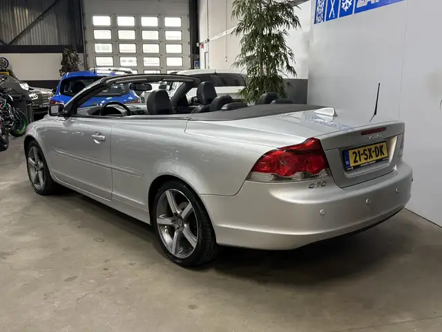 Volvo C70 view 3