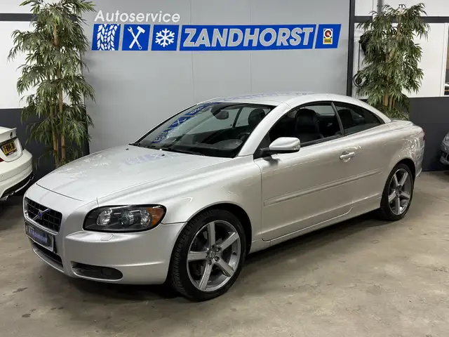 Volvo C70 view 2