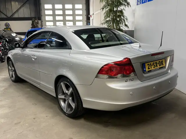 Volvo C70 view 4
