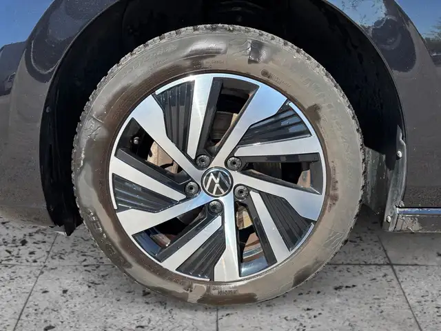 Volkswagen Golf view 8
