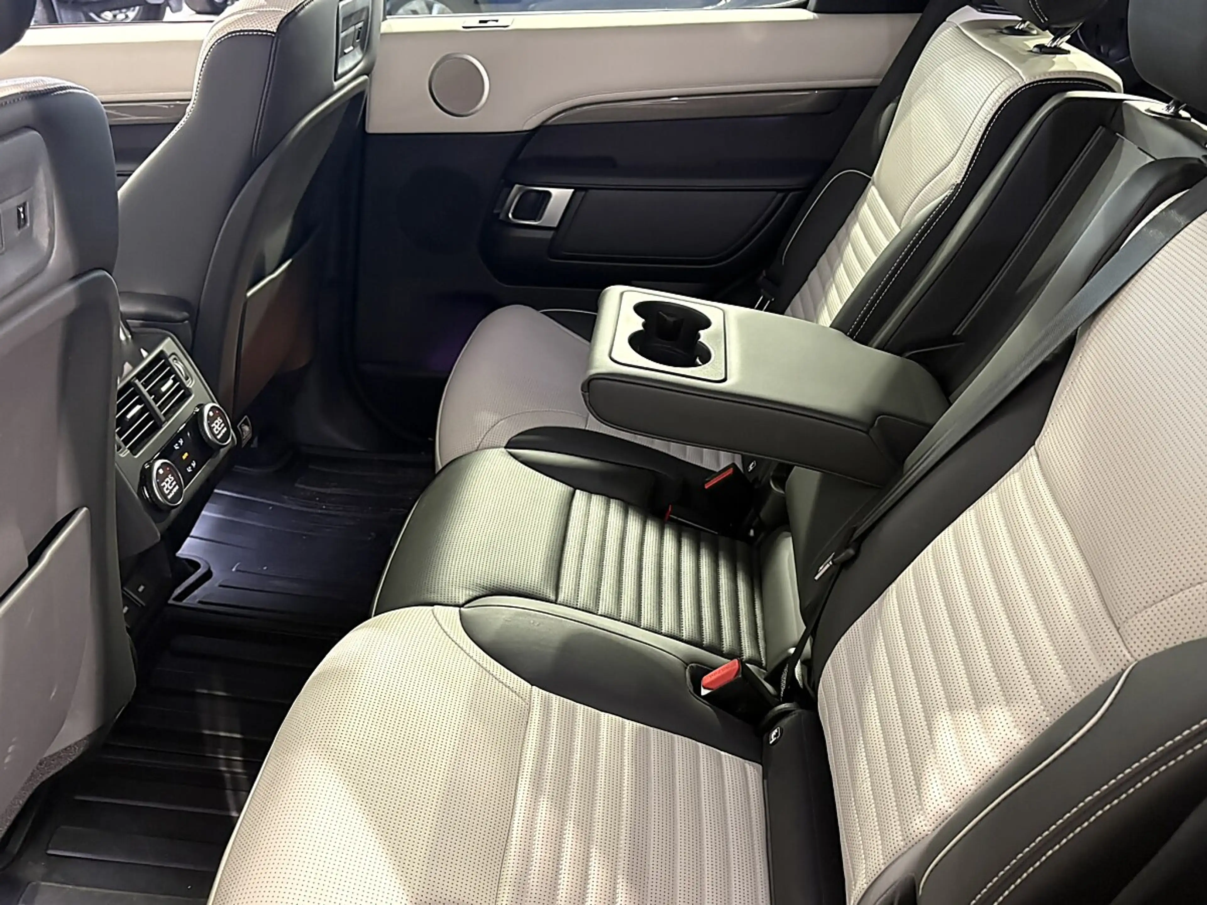 Land Rover Discovery 5 D300 AWD R-Dynamic Metropolis Edition *7Sitzer* — photo 13