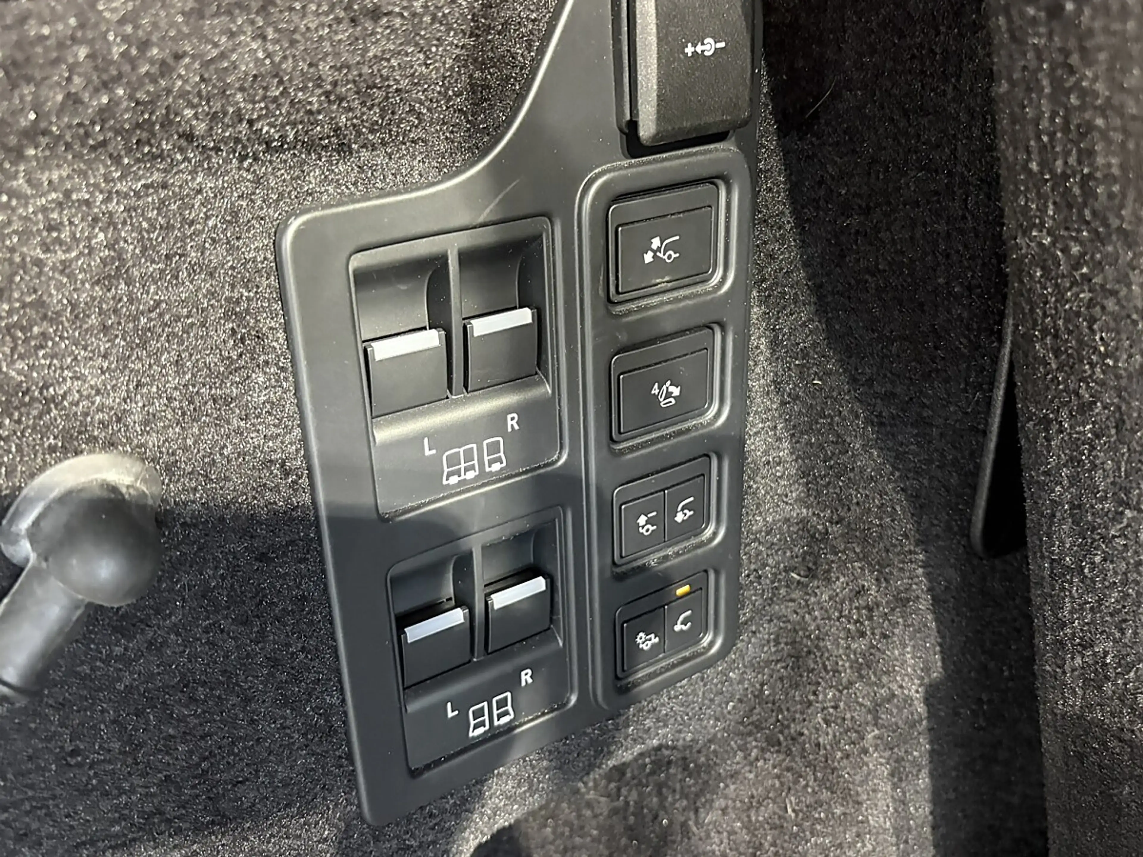 Land Rover Discovery 5 D300 AWD R-Dynamic Metropolis Edition *7Sitzer* — photo 12
