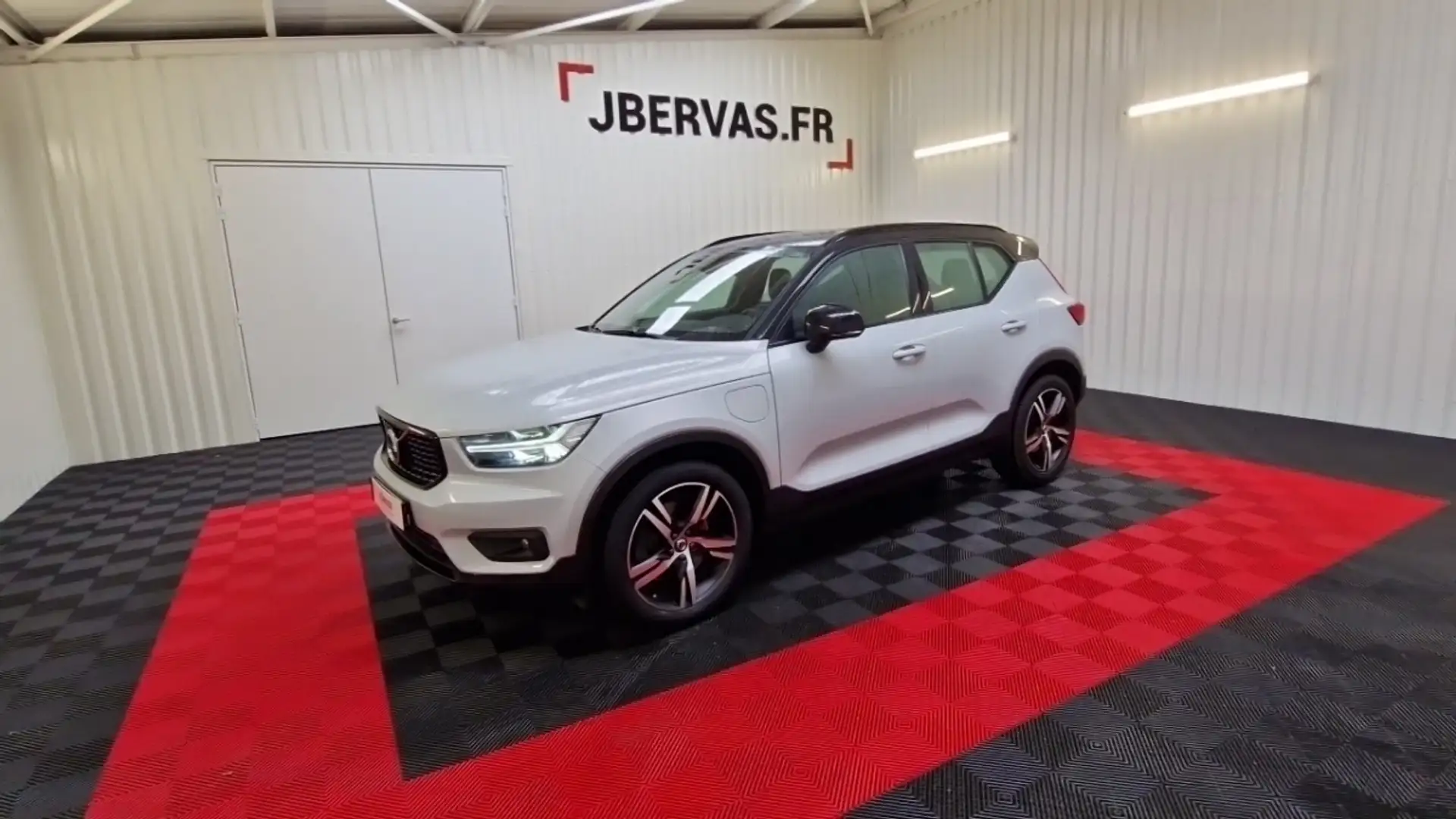 Volvo XC40 Recharge T4 211 DCT7 R-Design Beyaz - 1