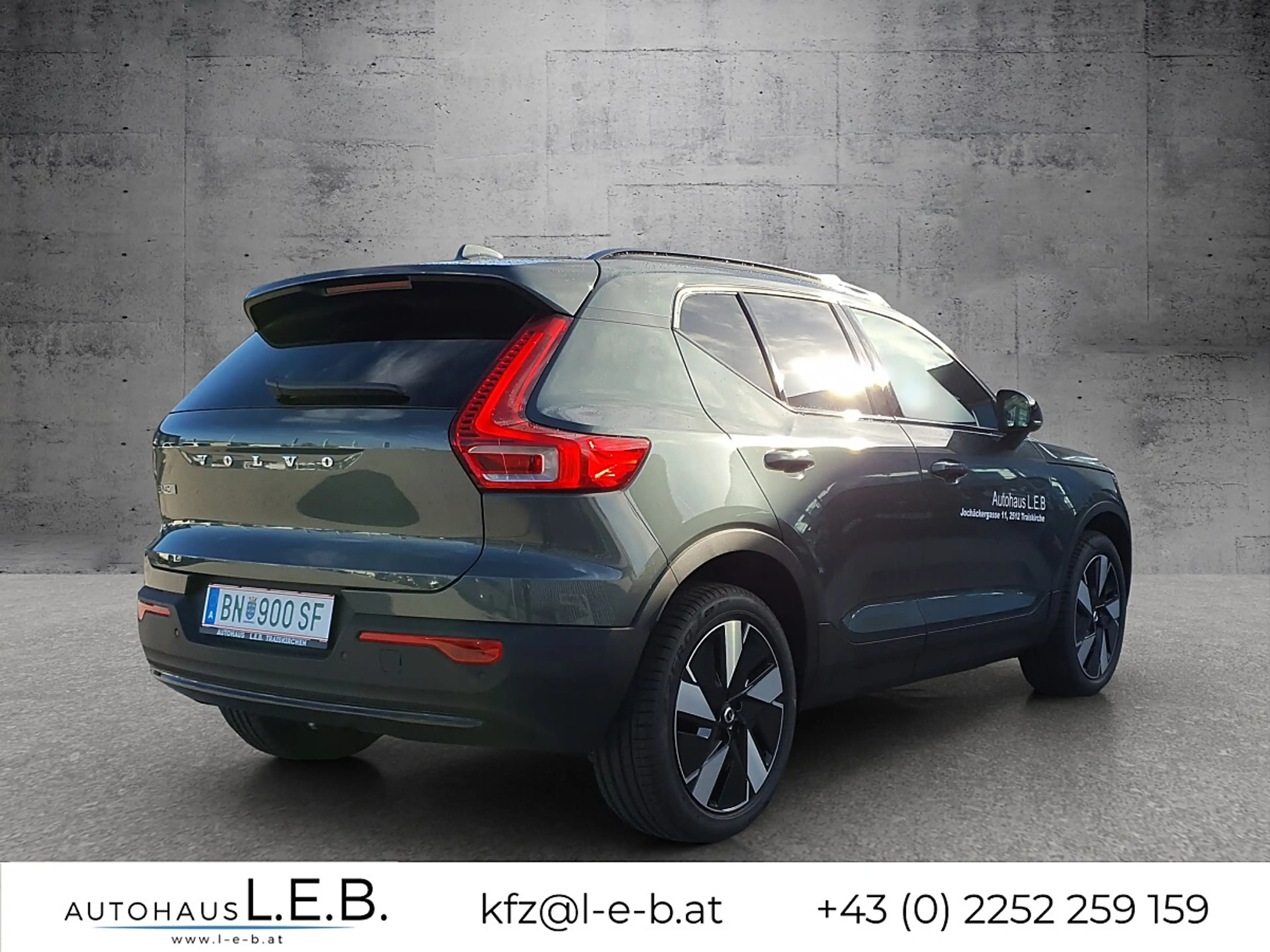 Volvo EX40 Single Motor Extended Range 82kWh Plus Dark — photo 3