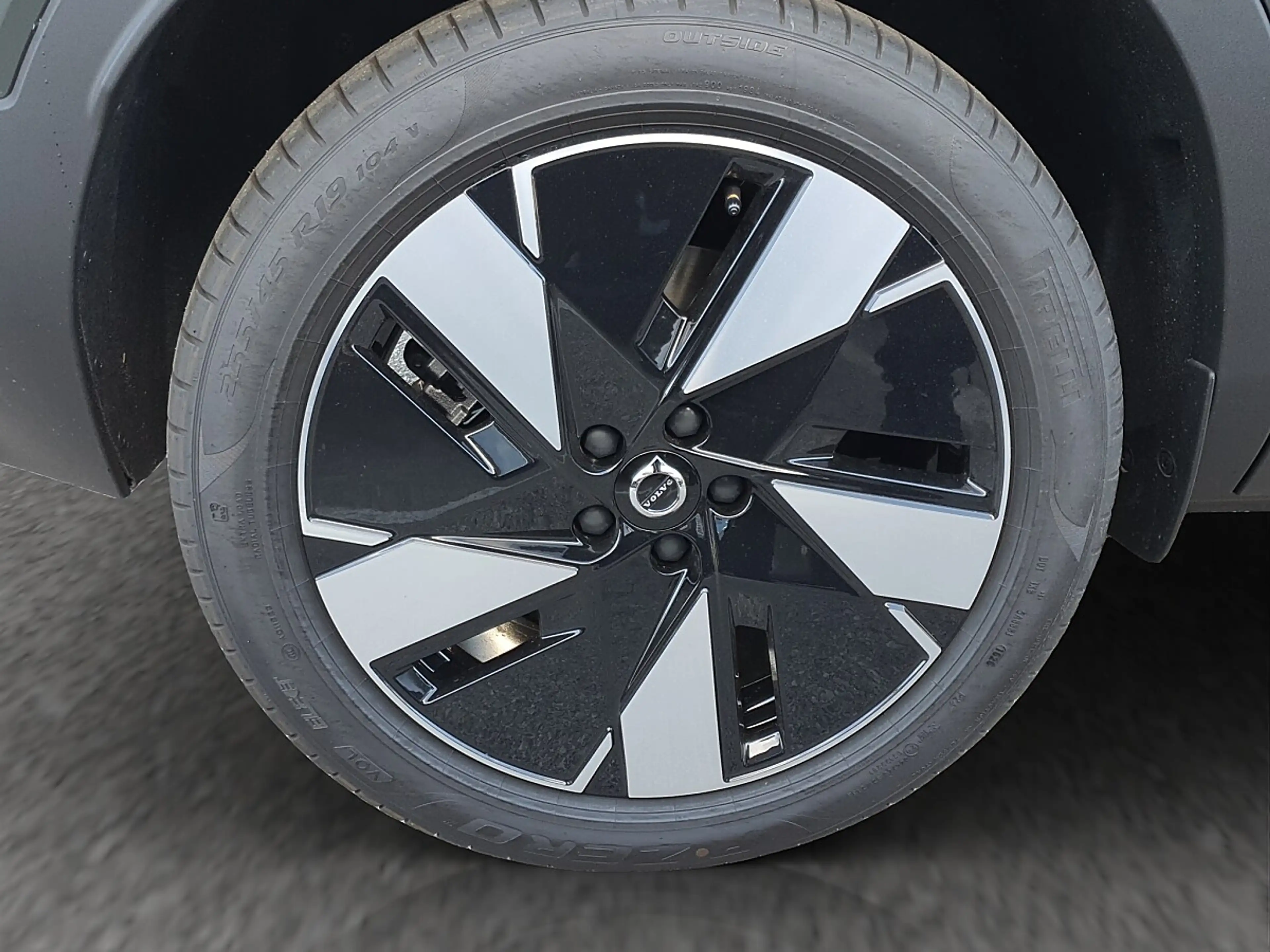 Volvo EX40 Single Motor Extended Range 82kWh Plus Dark — photo 13
