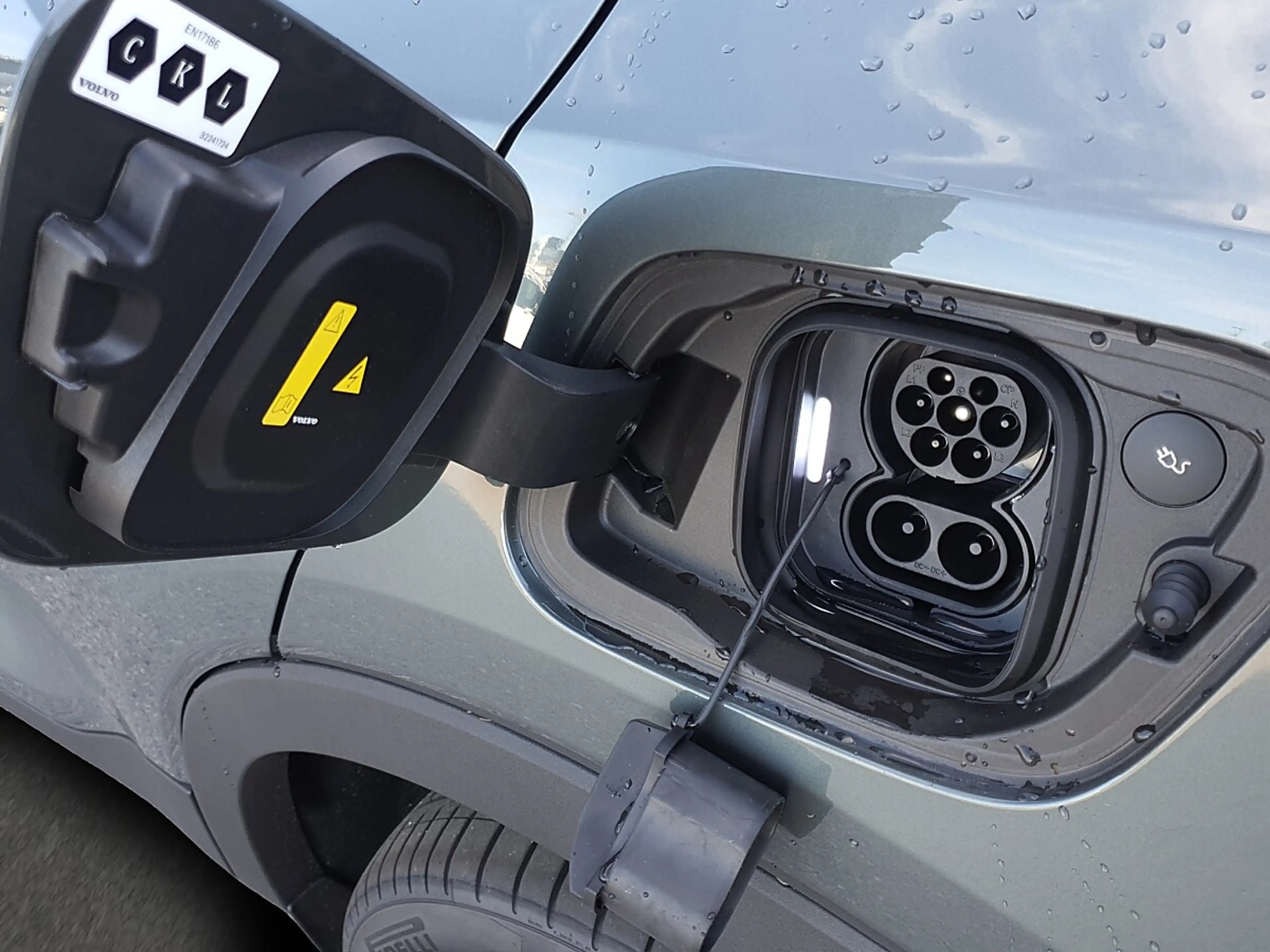 Volvo EX40 Single Motor Extended Range 82kWh Plus Dark — photo 15