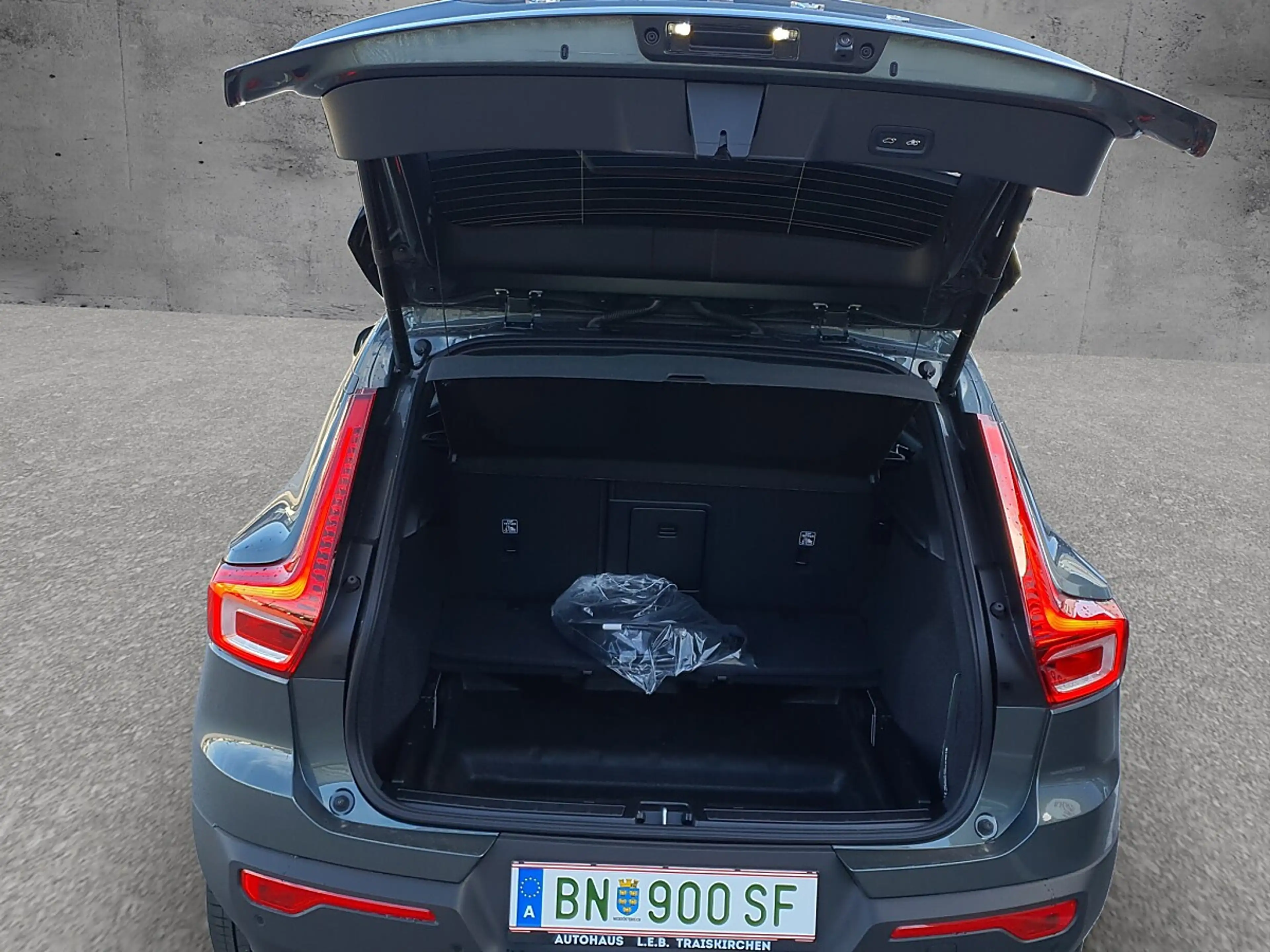 Volvo EX40 Single Motor Extended Range 82kWh Plus Dark — photo 14