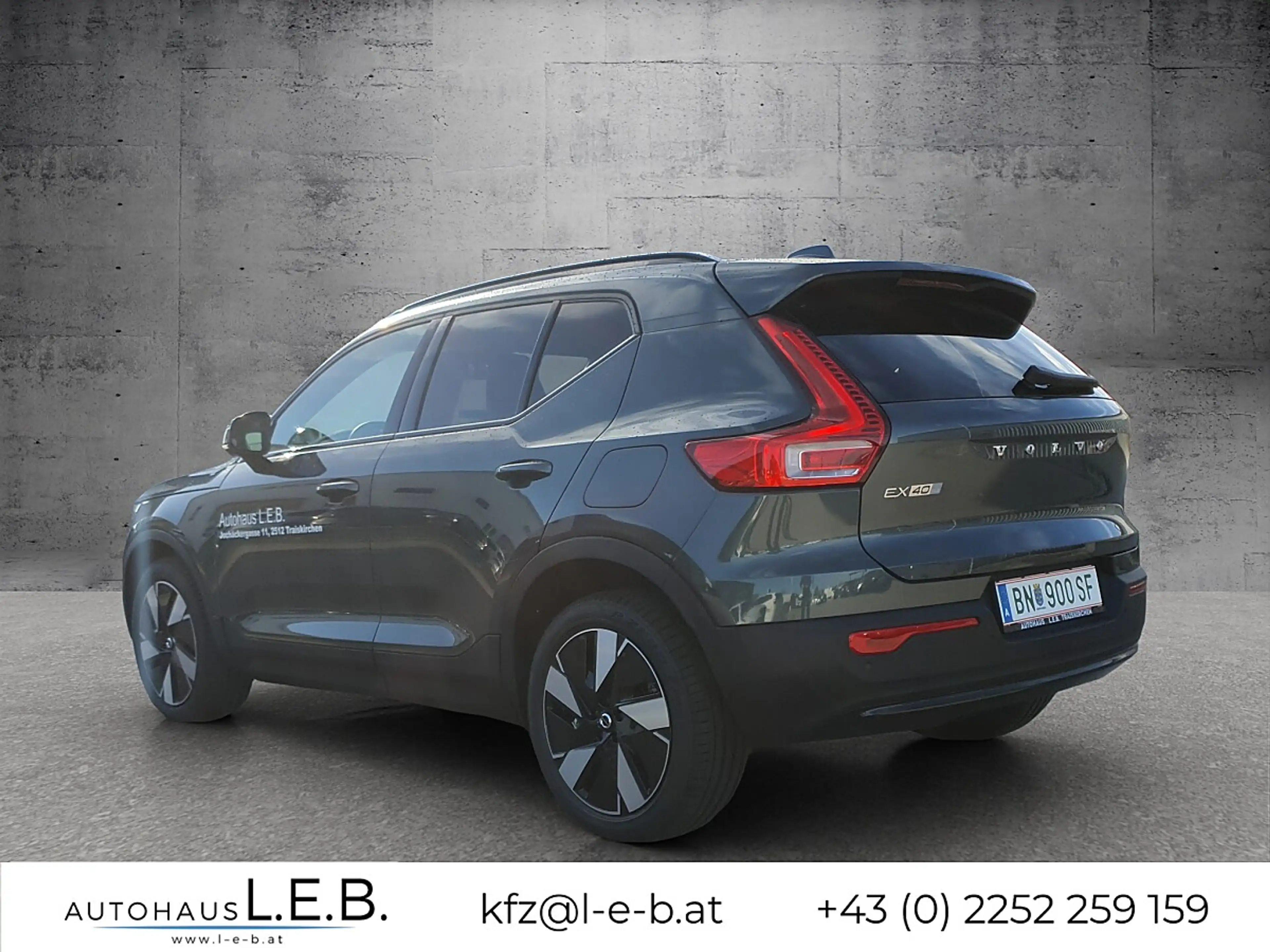 Volvo EX40 Single Motor Extended Range 82kWh Plus Dark — photo 4